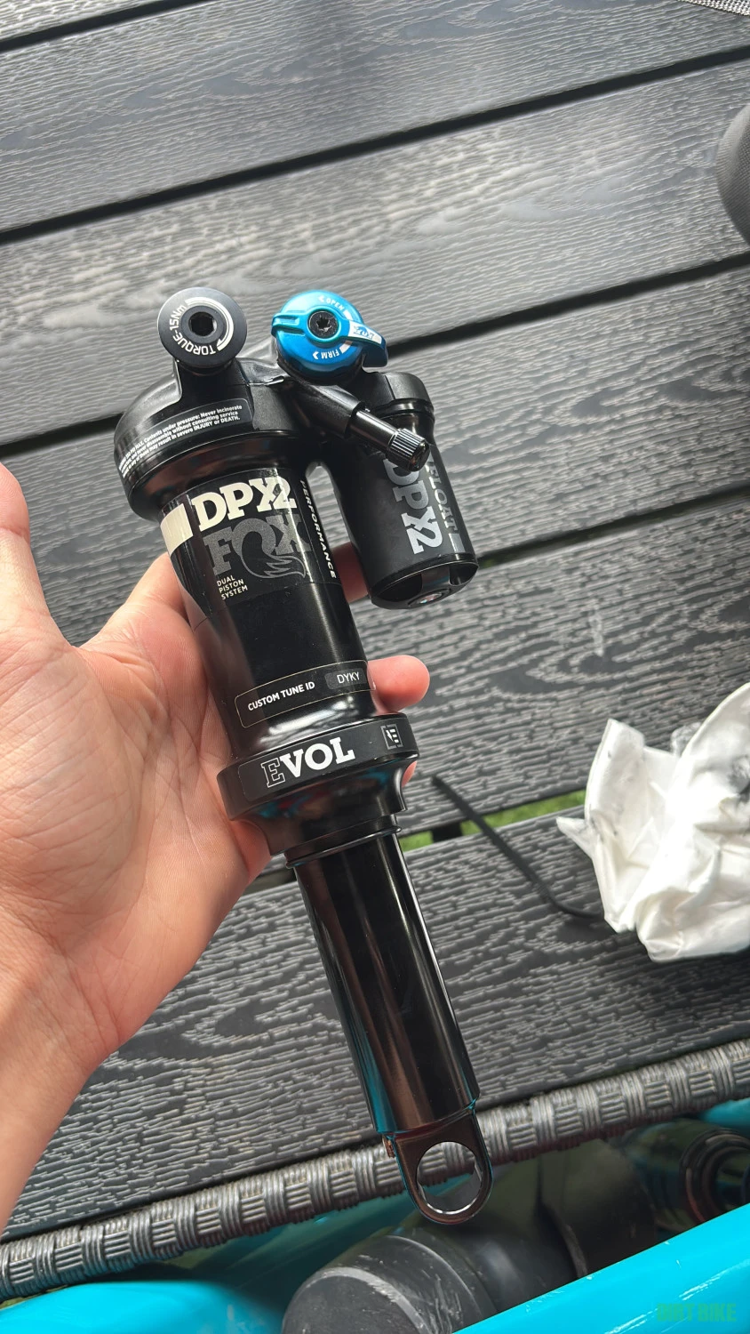 1. Vând shock fox float dpx2 nou