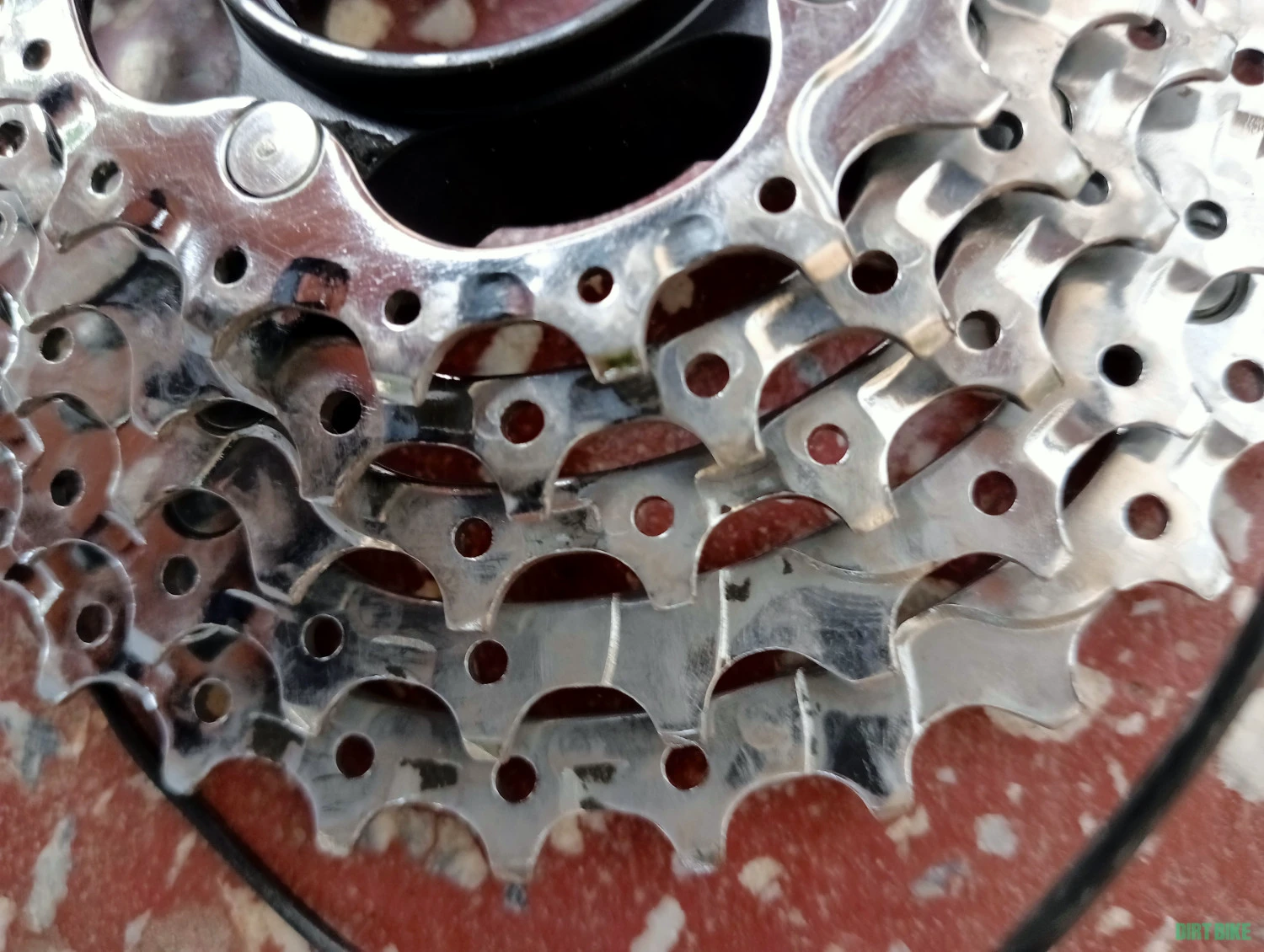 1. 9 pinioane pe caseta Shimano Deore XT Japan M 750