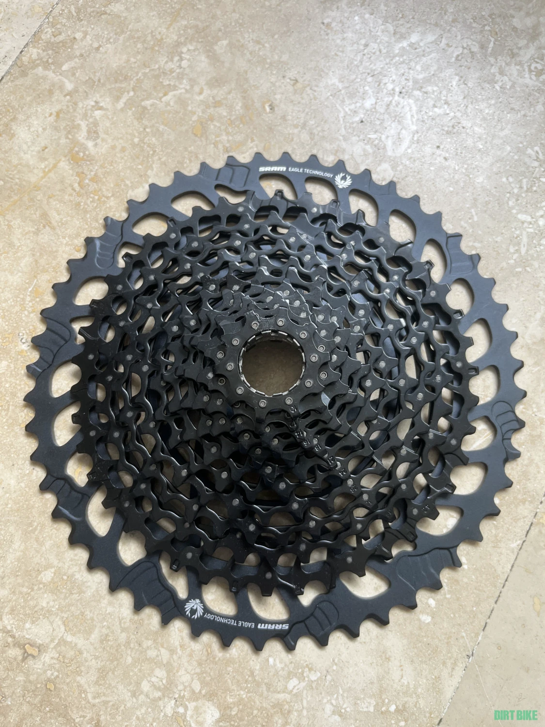 1. Pinioane SRAM XG-1275 10-52T 12 viteze