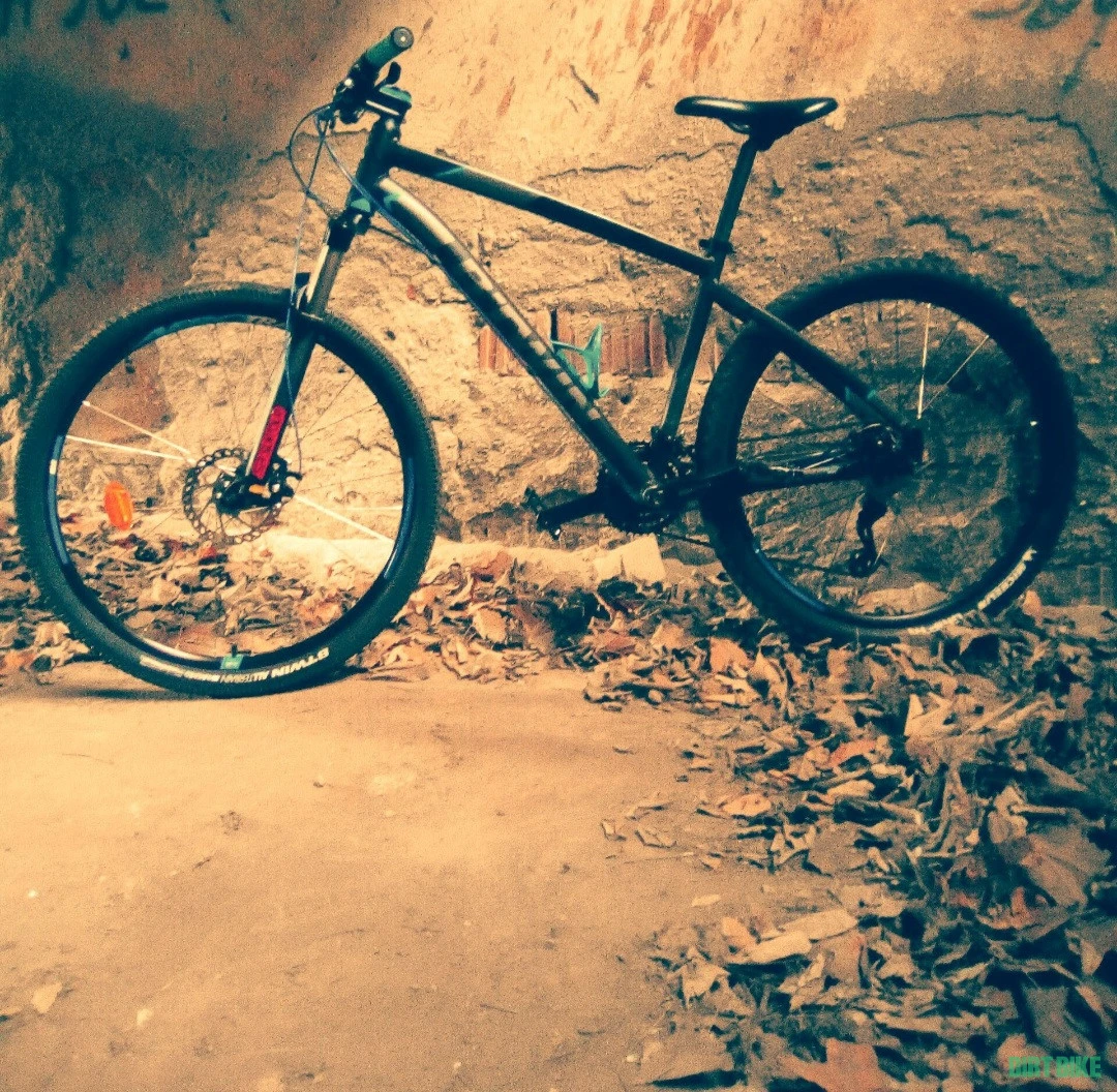 1. B'Twin RockRider 520
