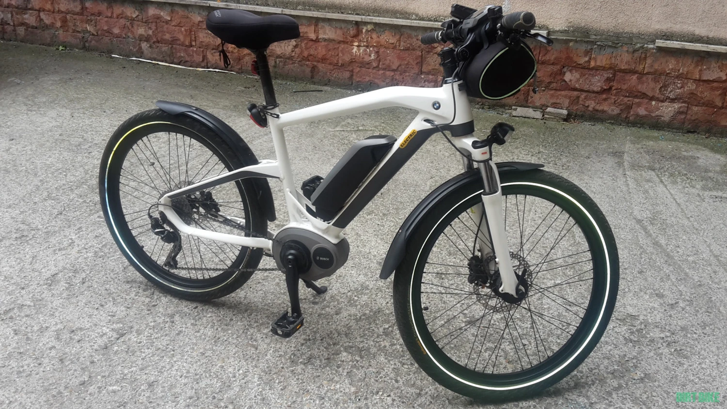 1. Bicicleta electrica BMW ca noua -REZERVAT