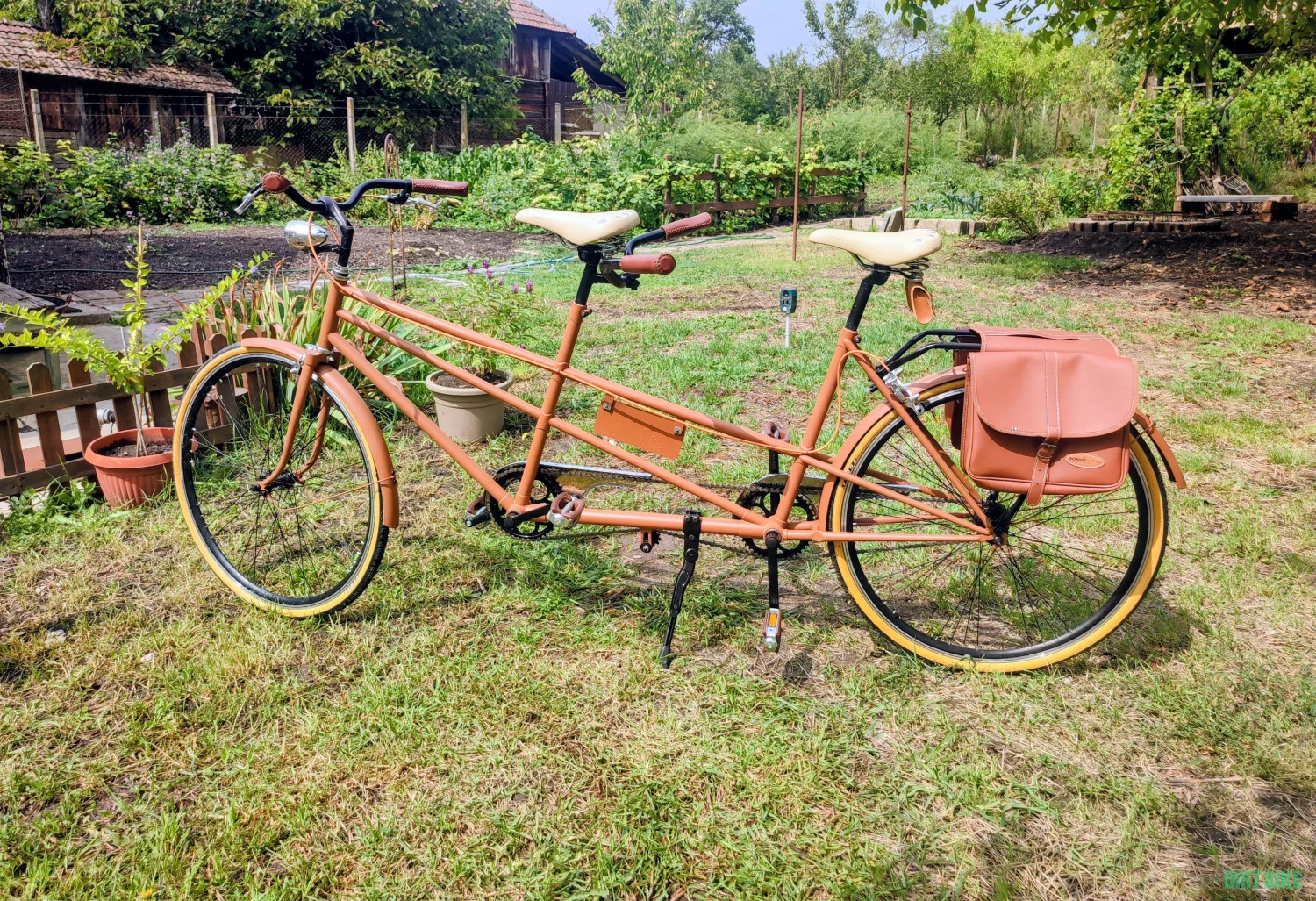 9. Bicicleta Tandem Pentru Oraș 2 Persoane.