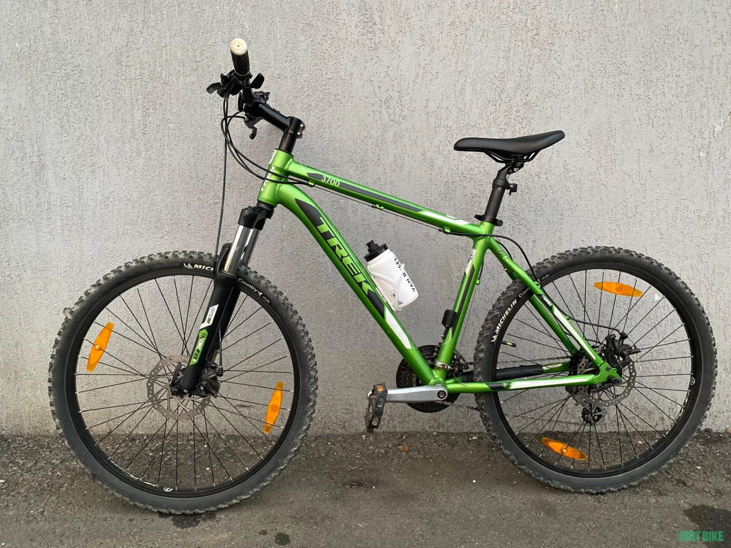 1. Trek 3700 Disc, marime M, roti 26"