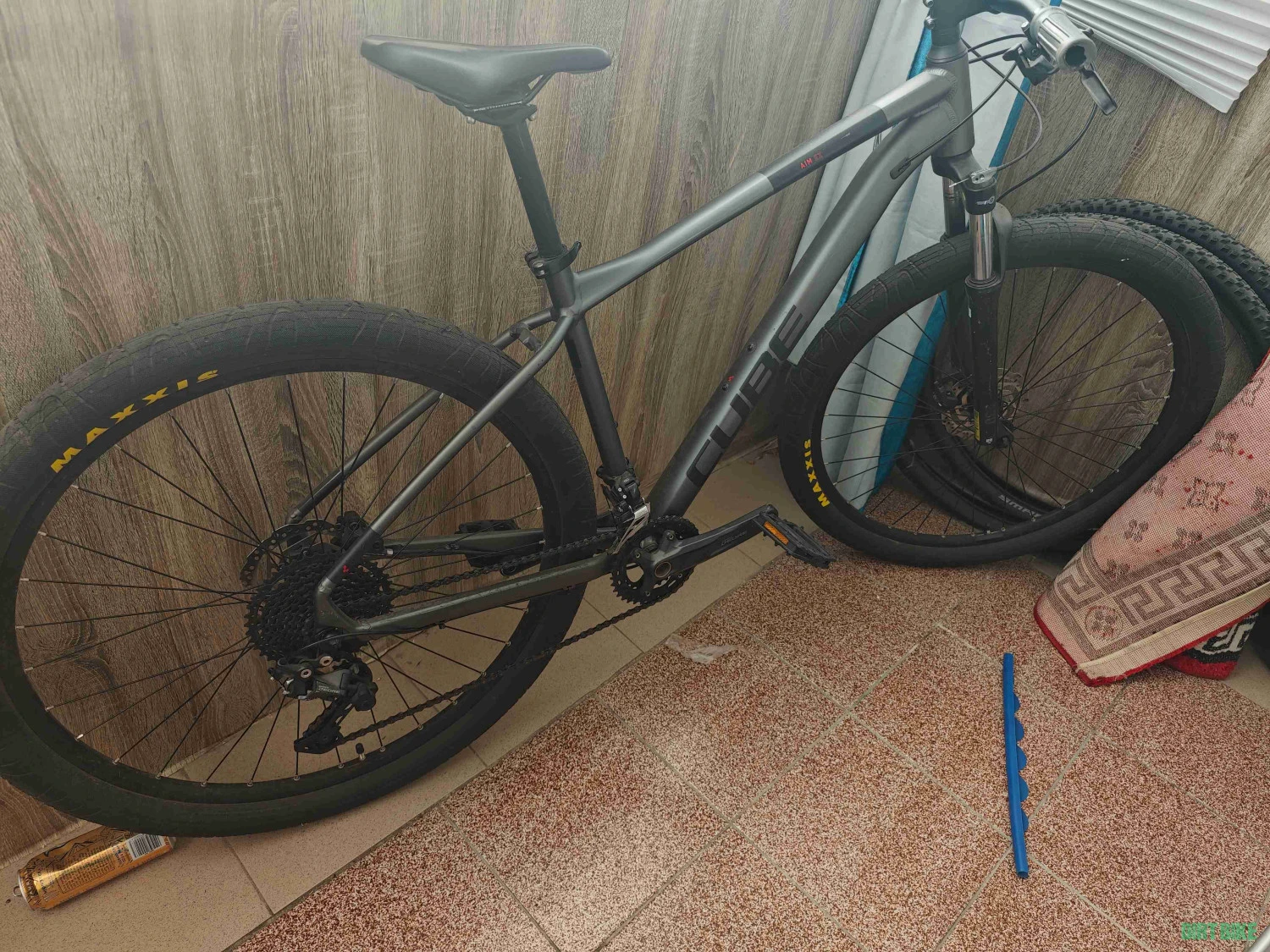 1. Bicicleta CUBE AIM EX Grey Red 2023 - roti 29"