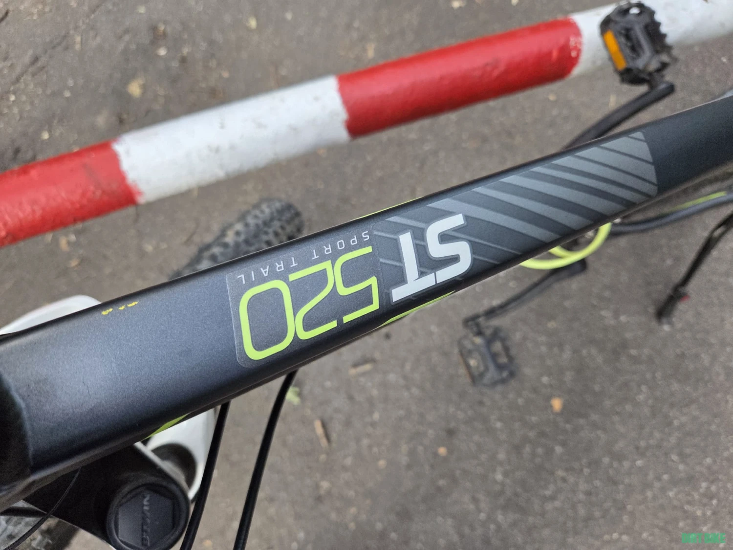 6. Bicicleta Rockrider ST520 roti 27,5 cadru M