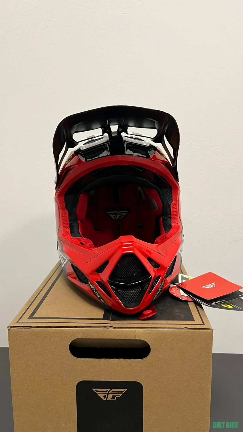 1. Casca downhill Fly Racing