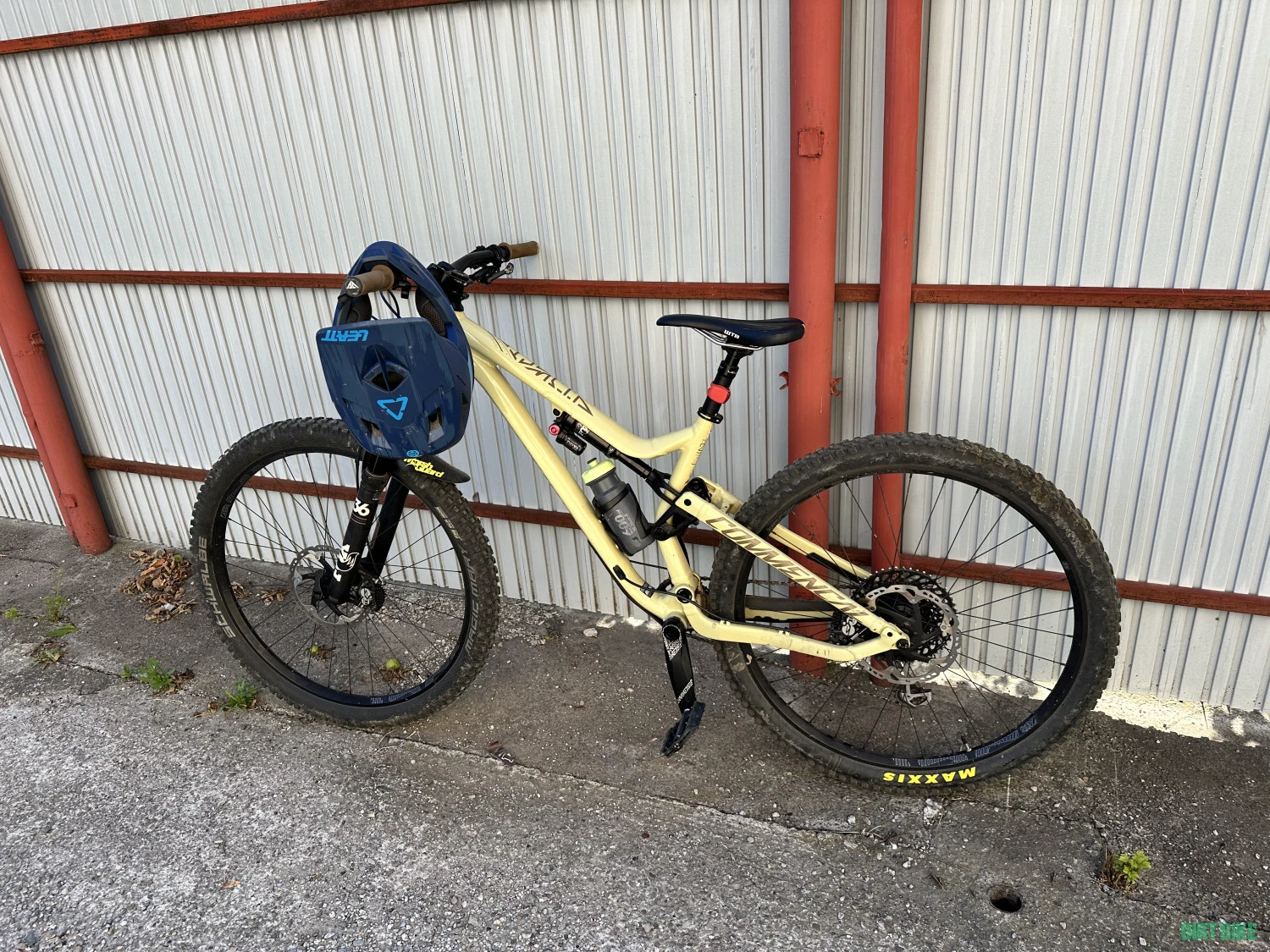 1. Commencal Meta AM Foxy Sand M 29
