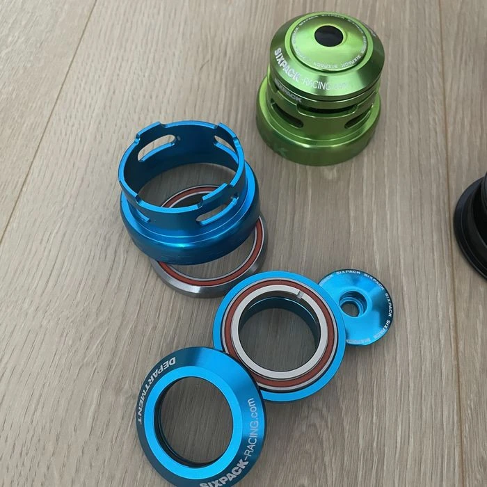 1. Cuvete headset Sixpack Racing Department