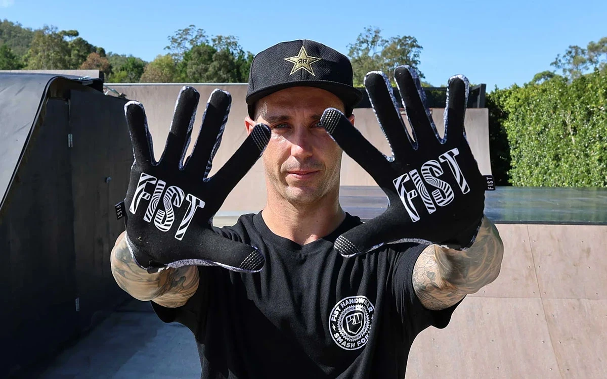 21. NOU! Manusi FIST