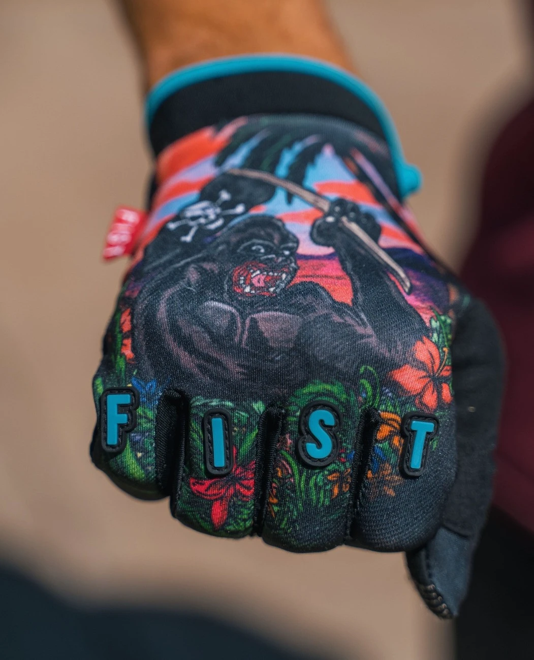 15. NOU! Manusi FIST