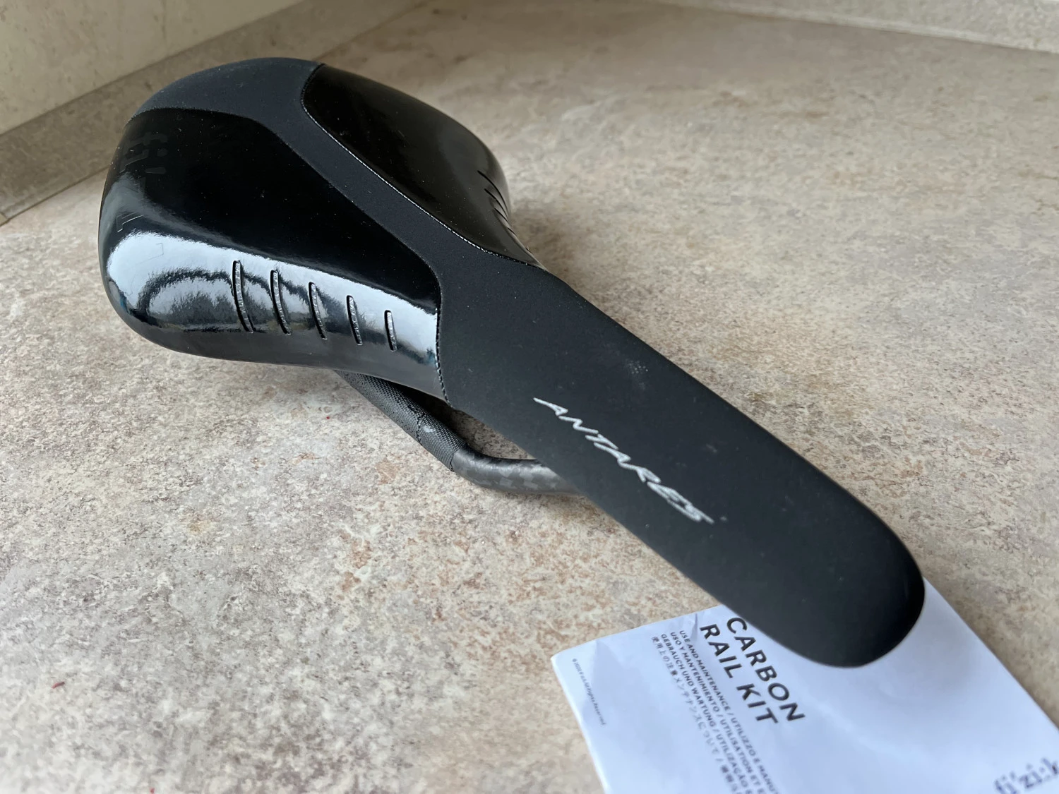 4. Șa Fizik Antares R1 Carbon Regular 160 gr