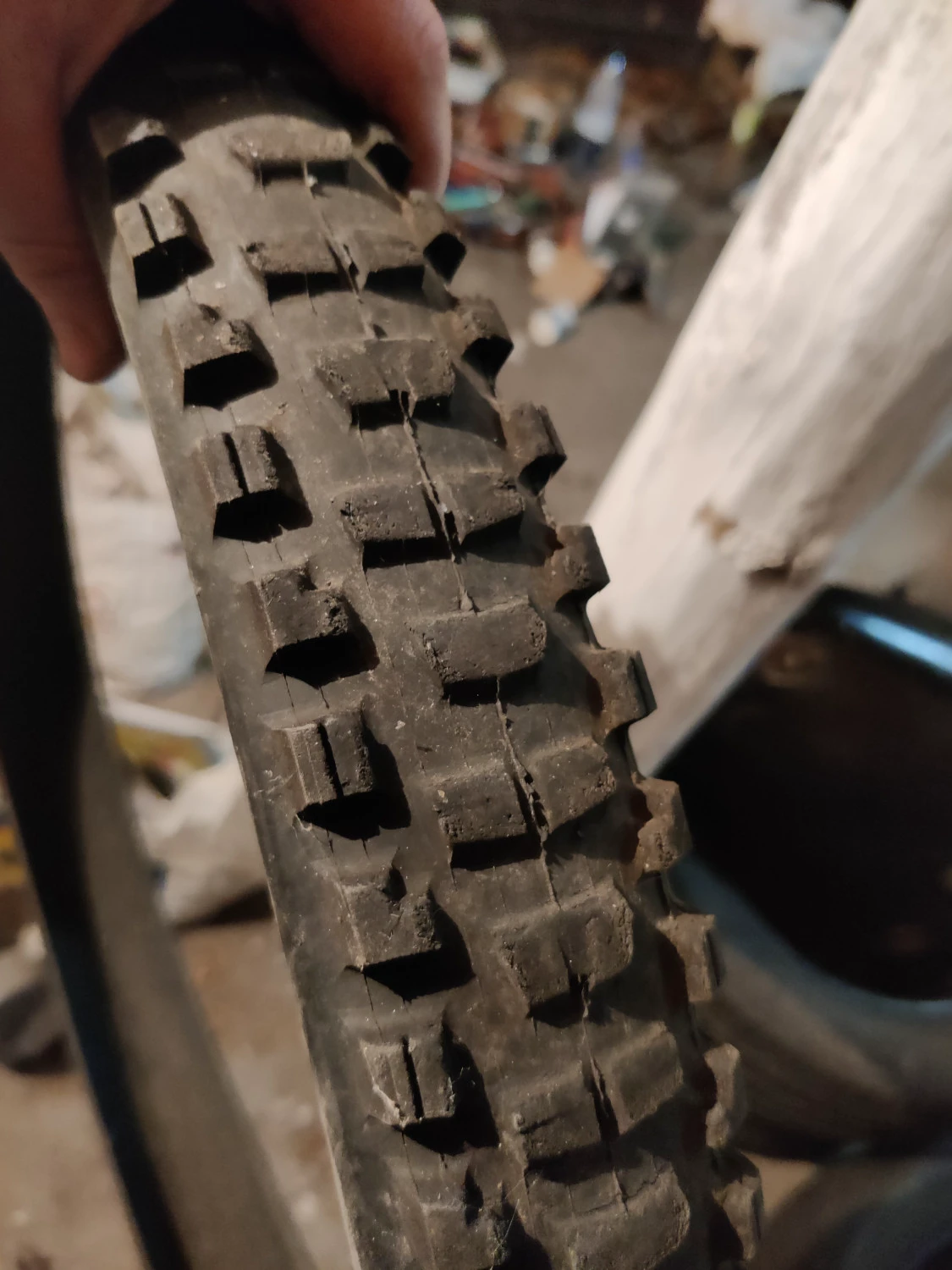 2. MAXXIS MINION DHR II 27.5 x 2.40