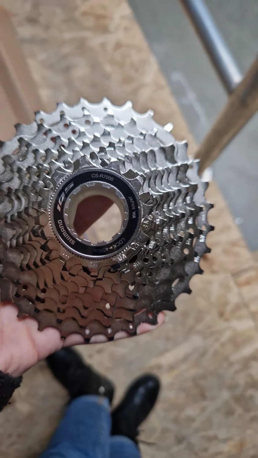 1. Bloc pinioane pe caseta Shimano 105 CS-R7000,11-32,11 viteze