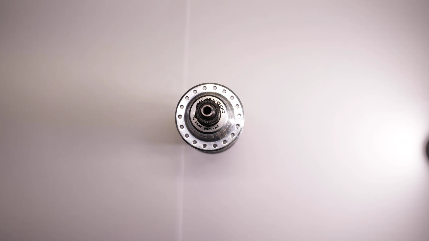 2. Butuc spate Shimano 600 nou.