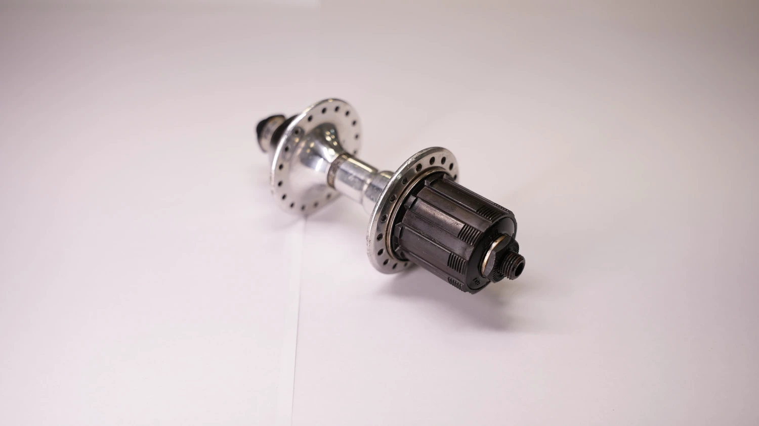 5. Butuc spate Shimano 600 nou.