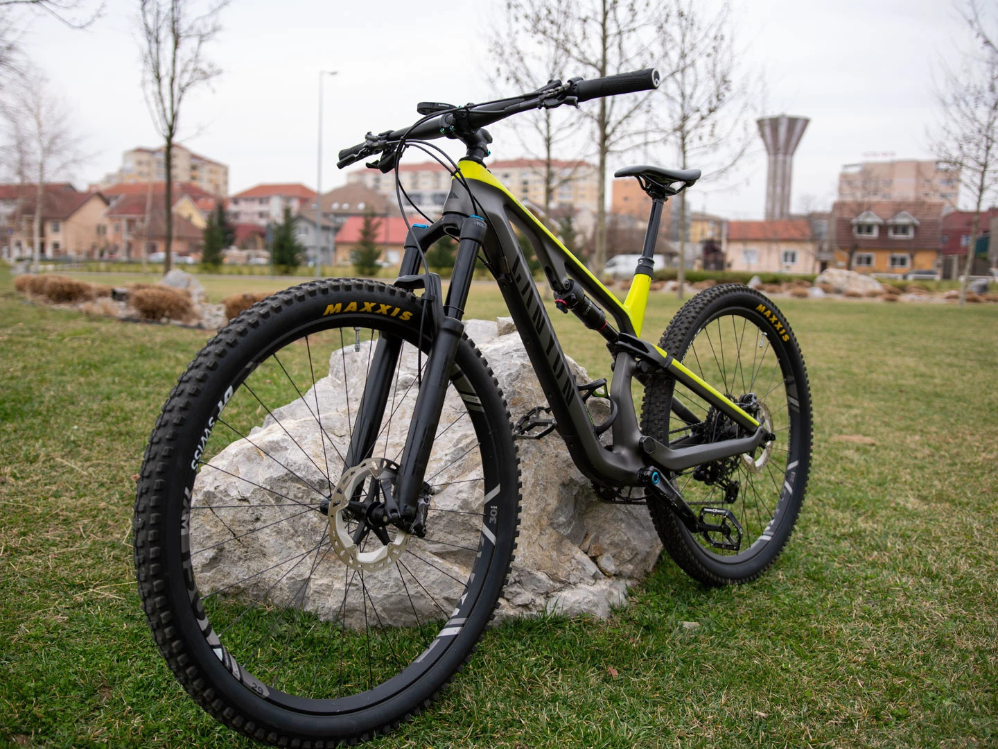 1. Canyon Neuron CF9 custom - Carbon - Marimea M