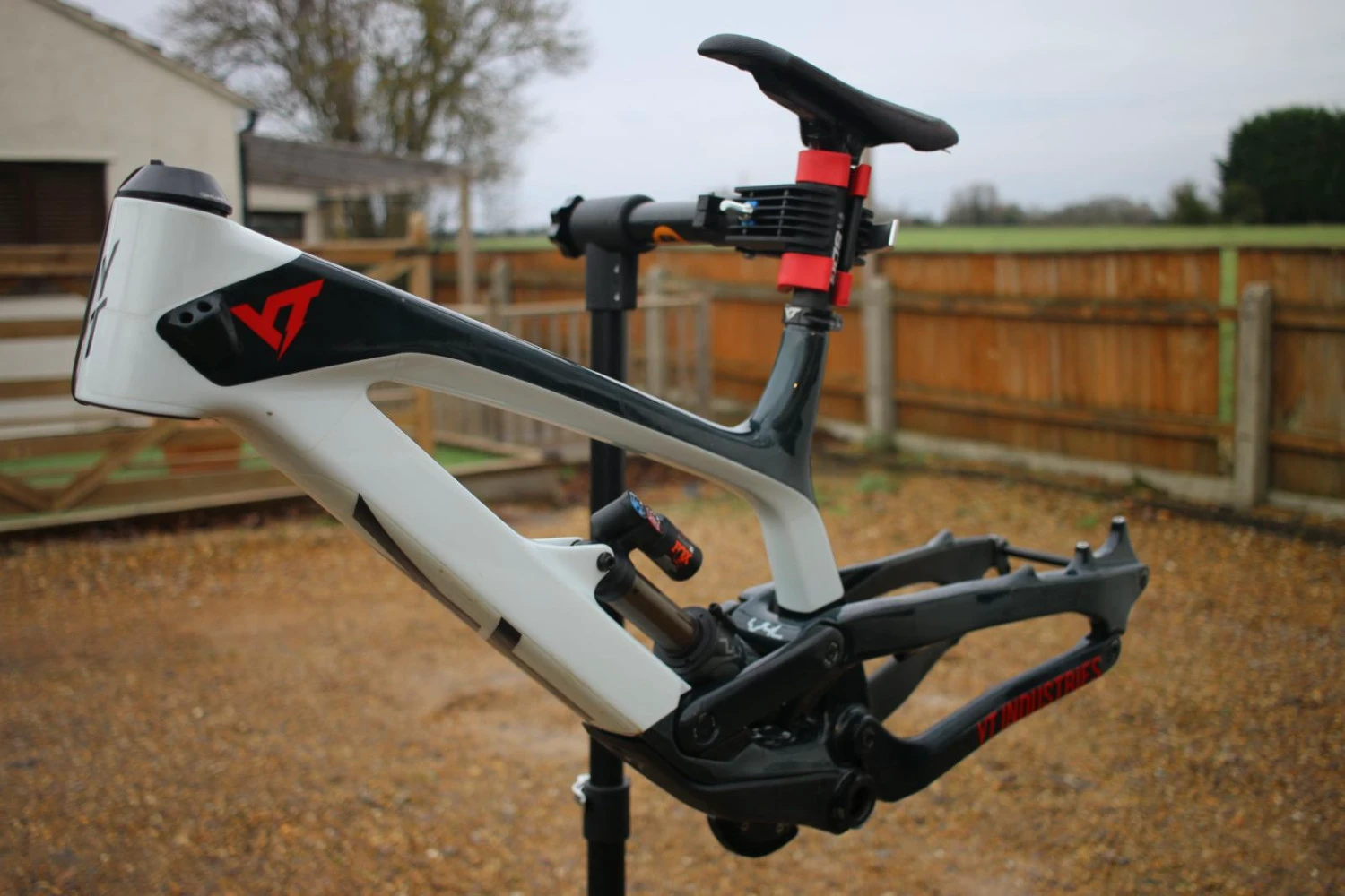 1. Vand Cadru YT Tues CF Pro Race