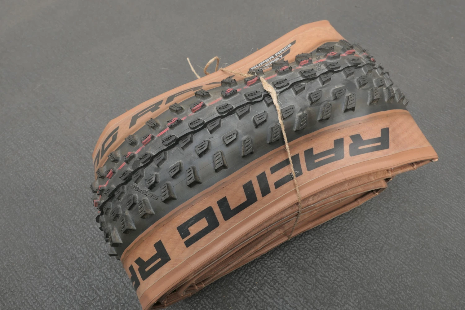 1. Schwalbe Racing Ray Evo Super Race 29x2.35