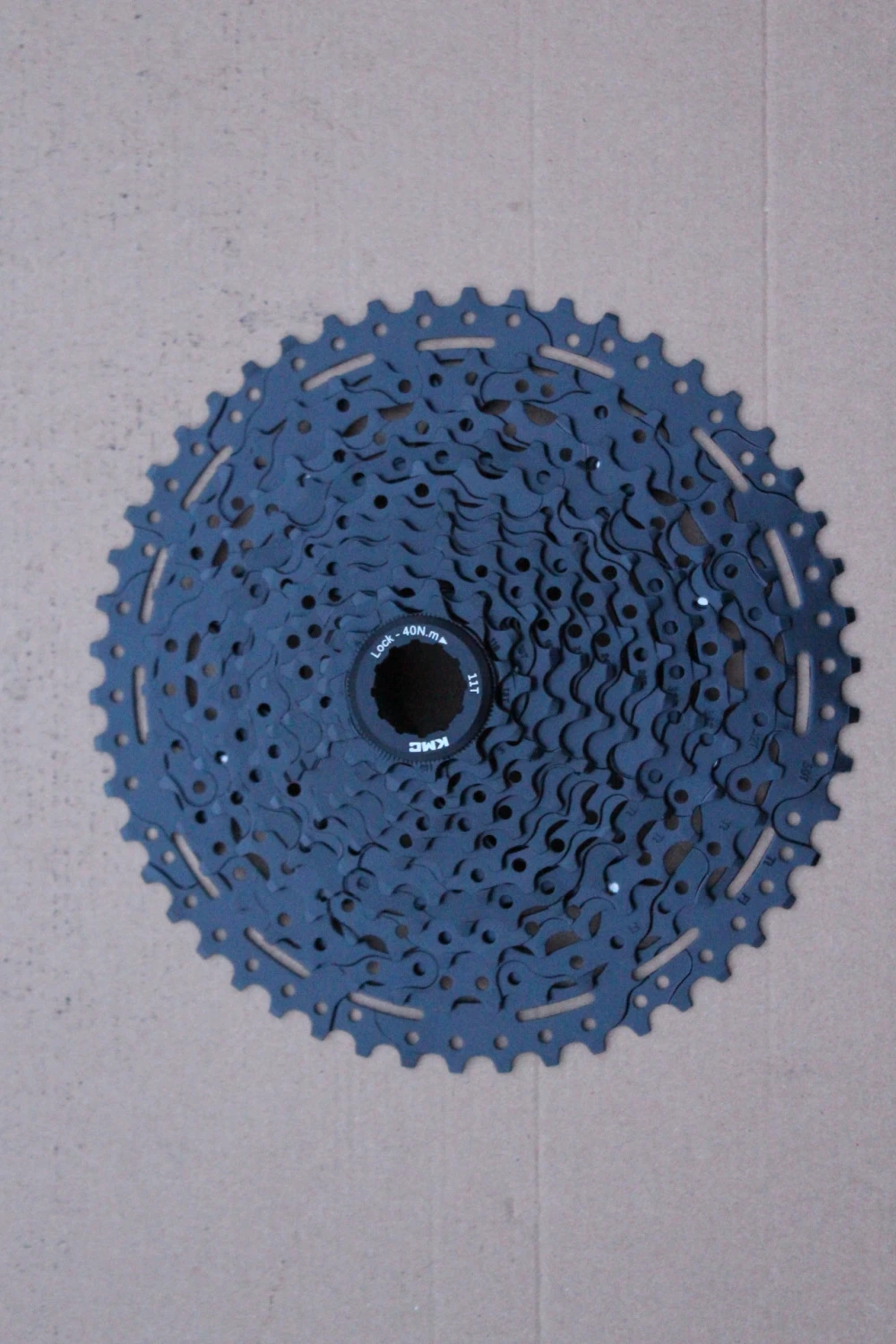 1. KMC REACT 11-vit. pinion 11-50 - 11vit.