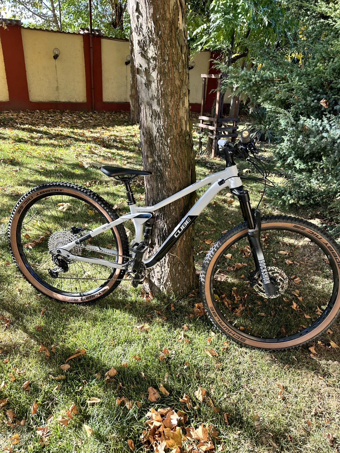 1. Vând bicicletă Cube