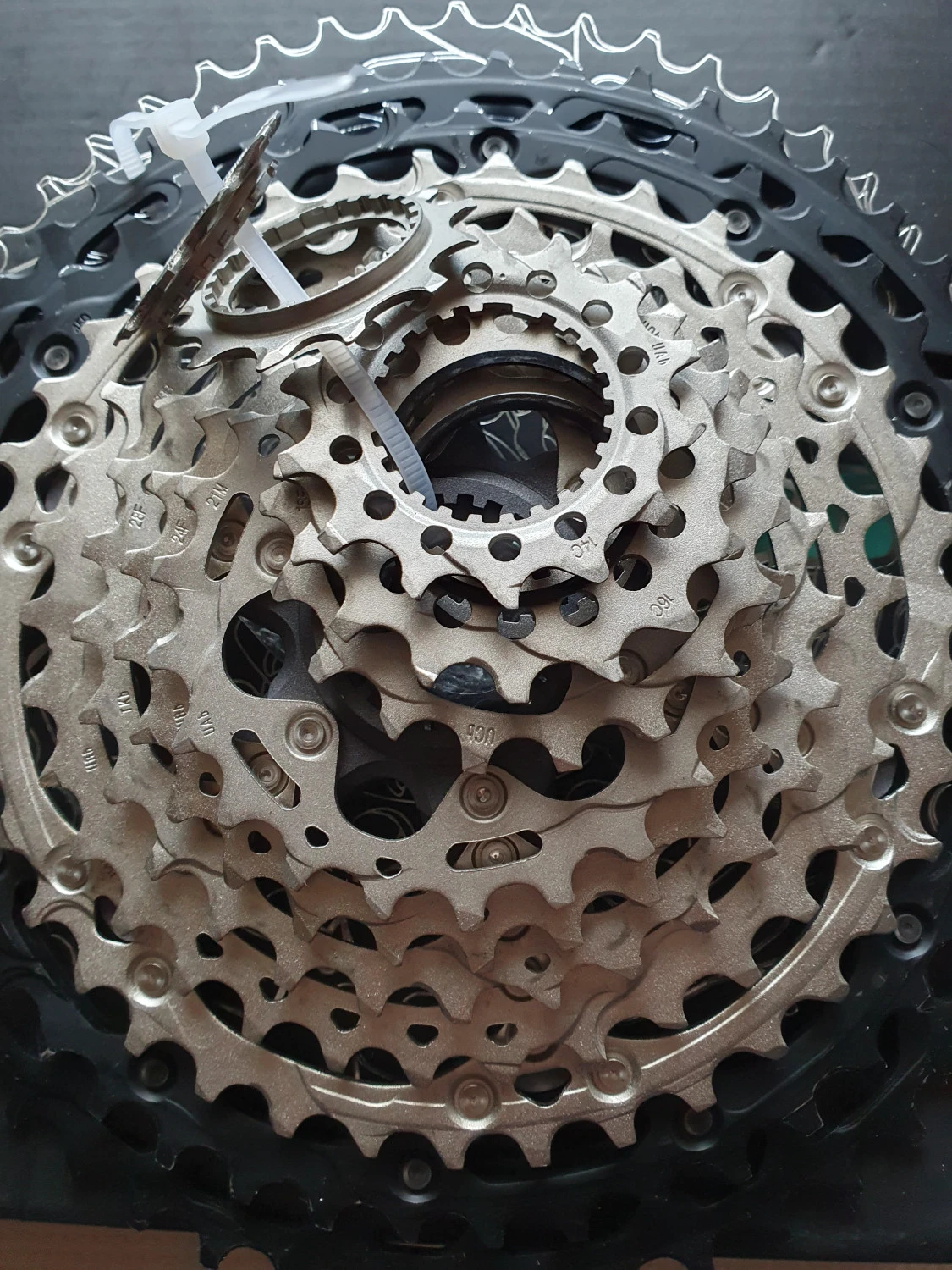 1. Caseta pinioane Shimano XT 12 viteze