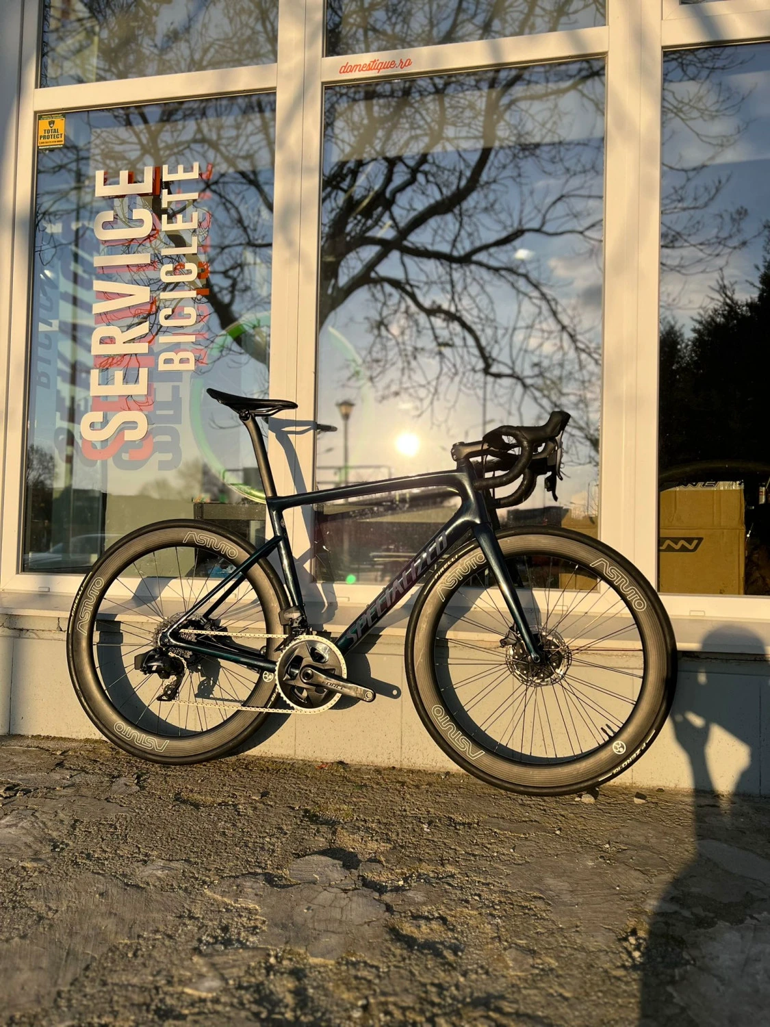 1. Cursieră șosea Specialized Tarmac SL6 (Sram Force AXS, Zipp)