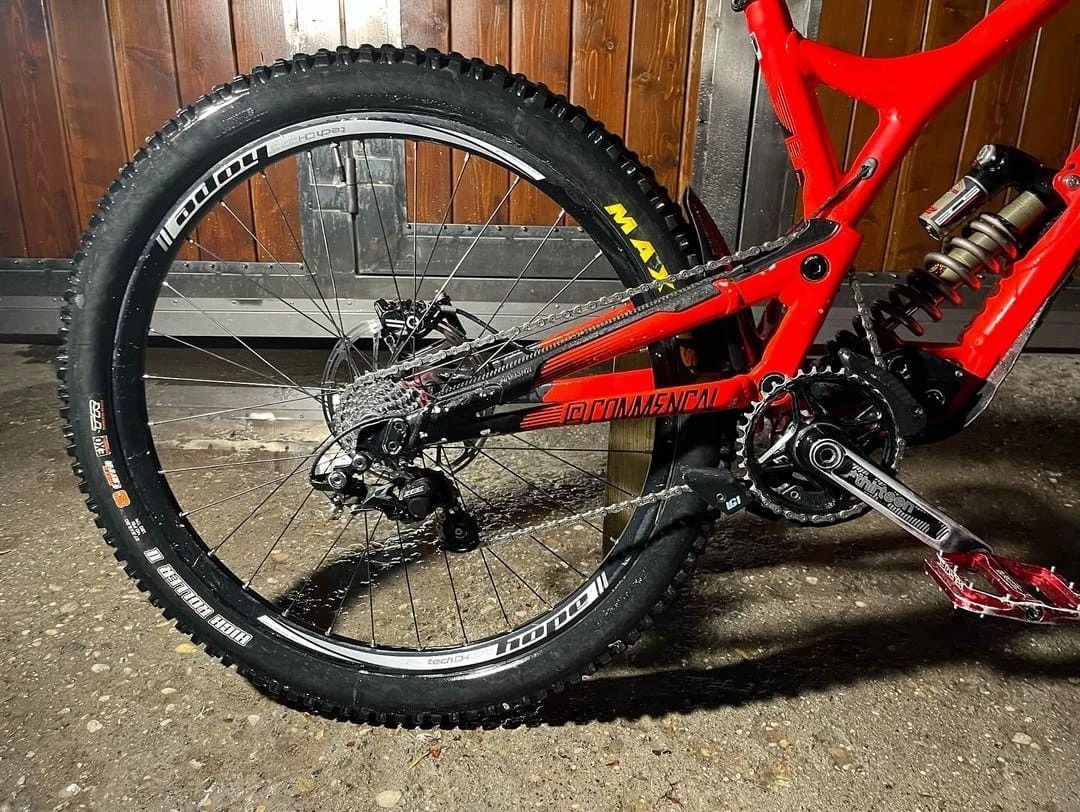 1. MTB Commencal Supreme DH V4 (custom)