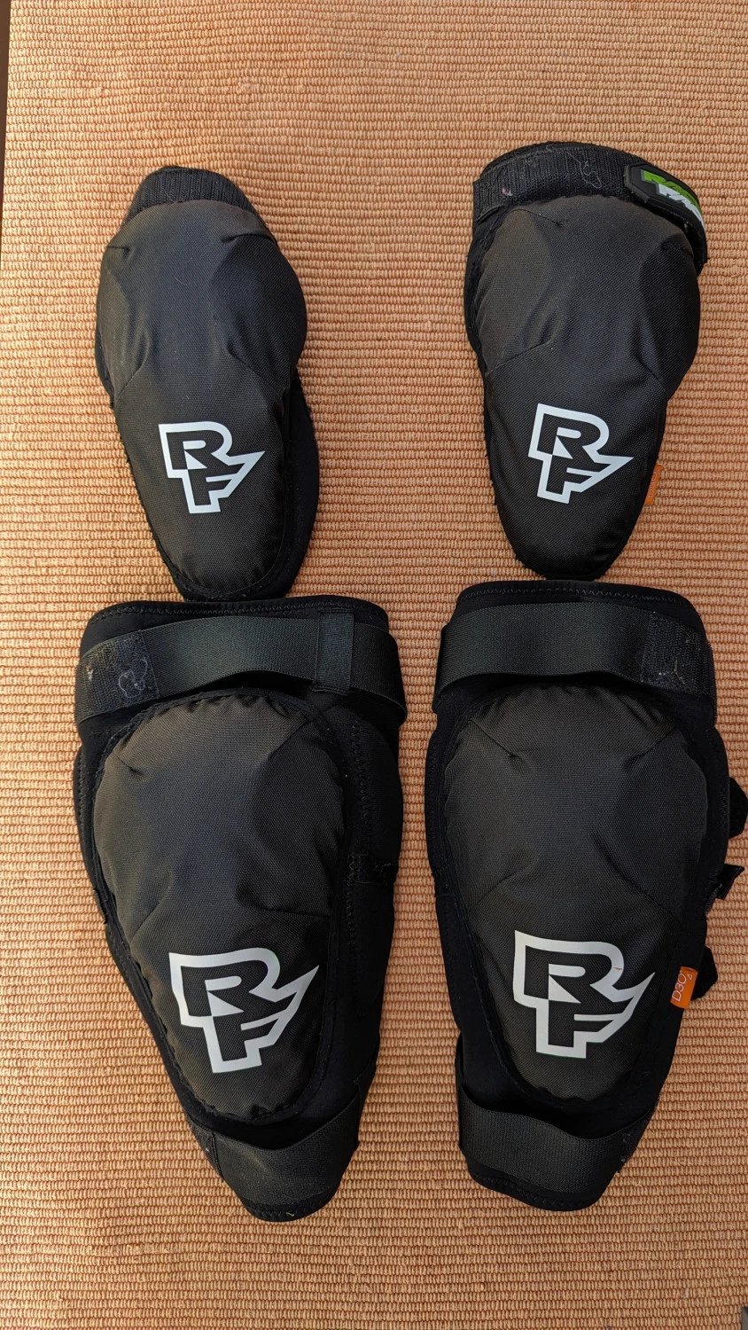 1. Set protectii genunchi si coate RaceFace Ambush D30