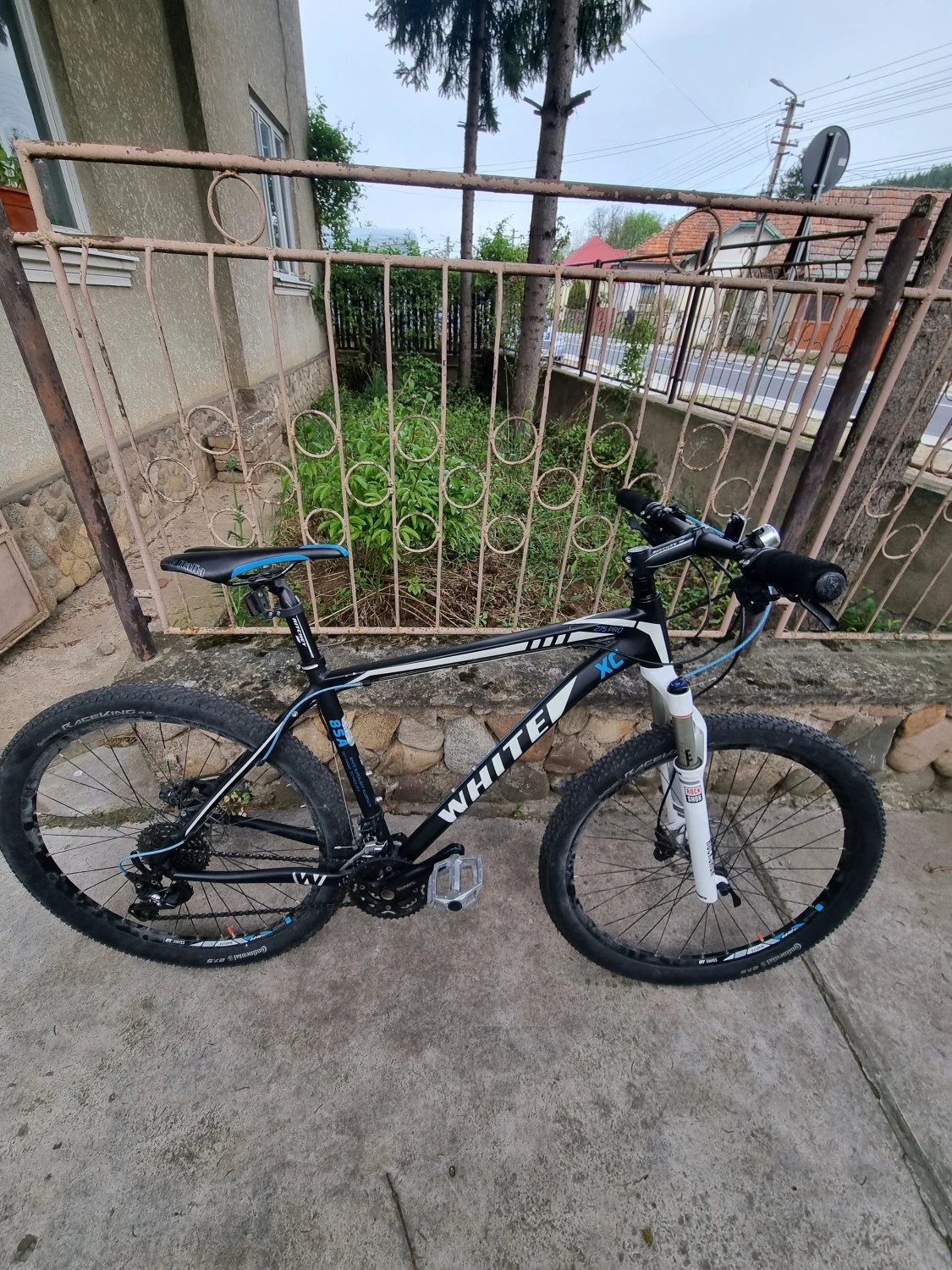 1. Vand MTB white, cadru L, roti 27,5