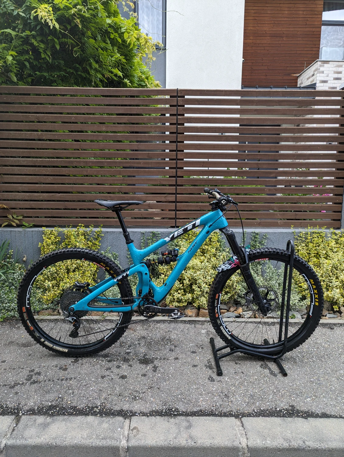 1. Vând bicicletă MTB Yeti SB6c 27.5", S Carbon