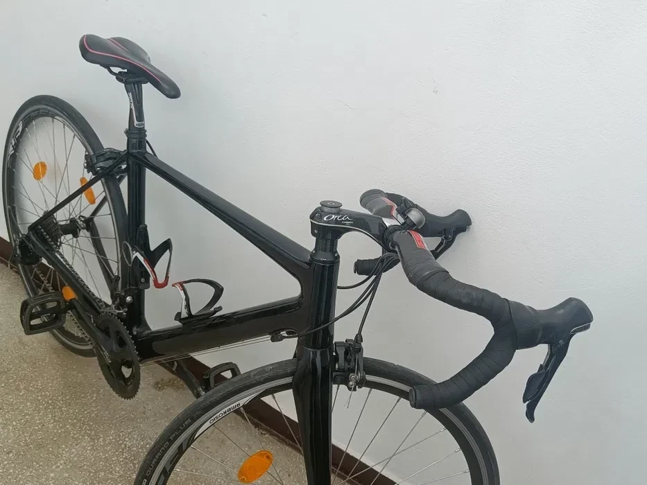 5. Bicicleta cursiera carbon Fuji Altamira 54 Shimano 105 2x10sp
