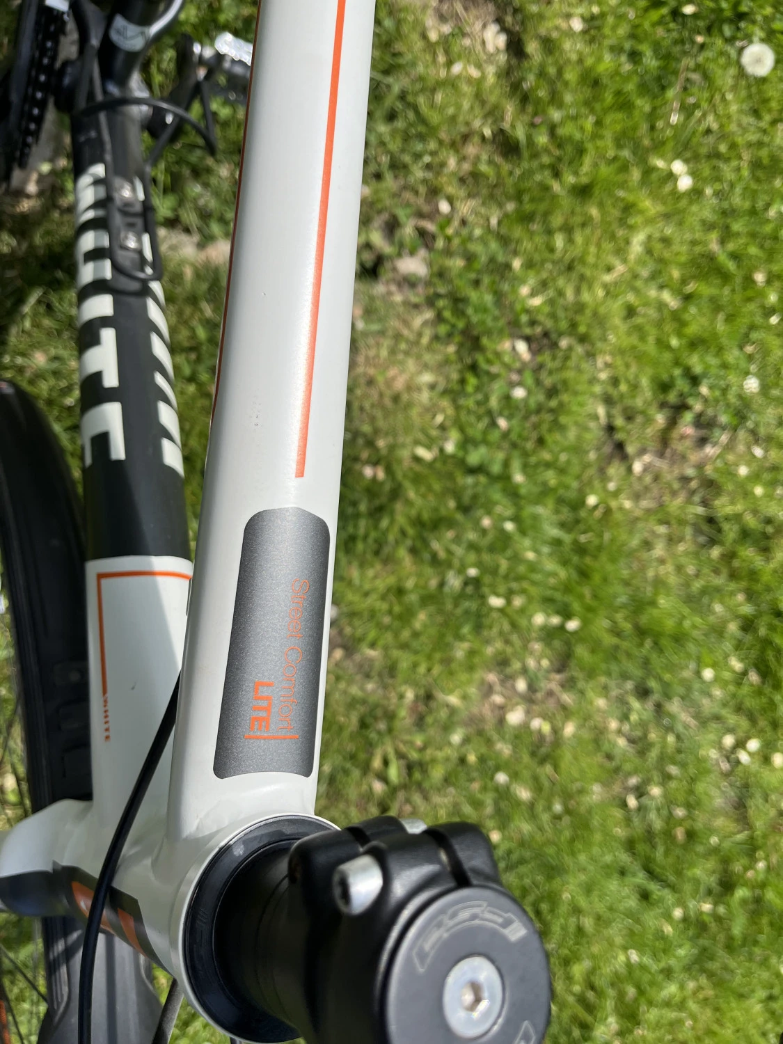 6. Bicicleta trekking Whyte Street Comfort Lite 28" deore xt