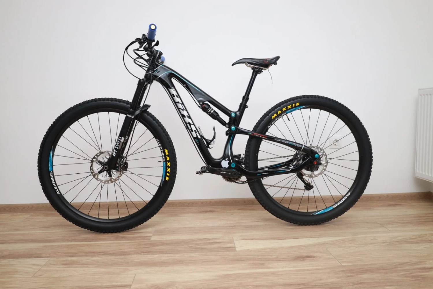 1. Bicicleta MTB Bixs Mariposa Sign 120 Carbon, cadru M