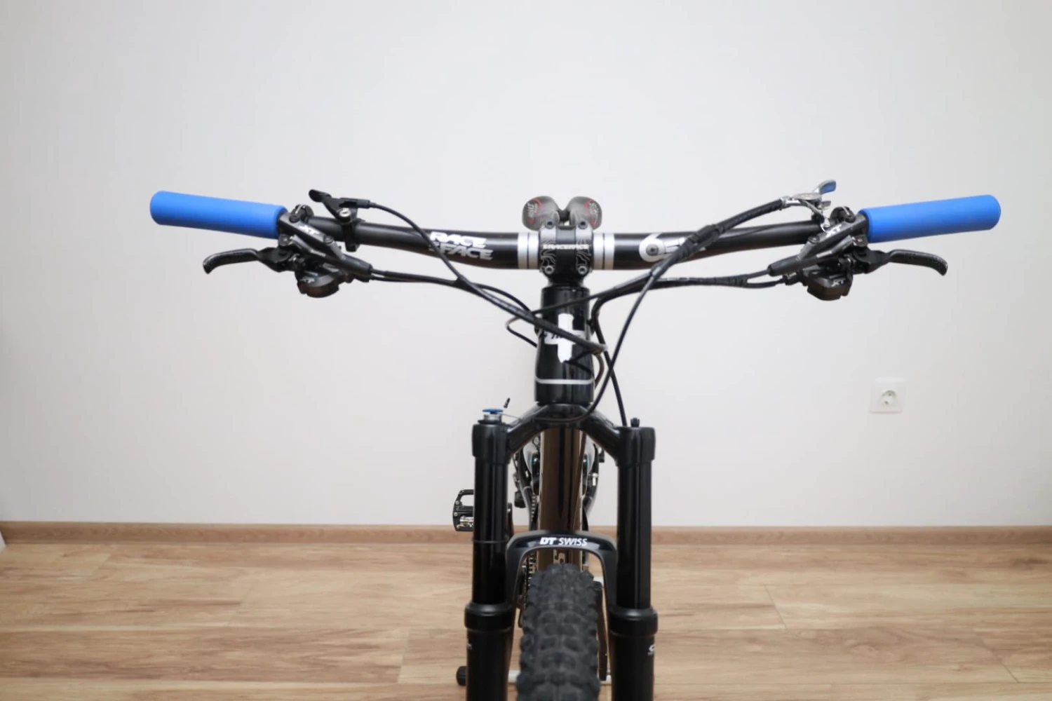 12. Bicicleta MTB Bixs Mariposa Sign 120 Carbon, cadru M