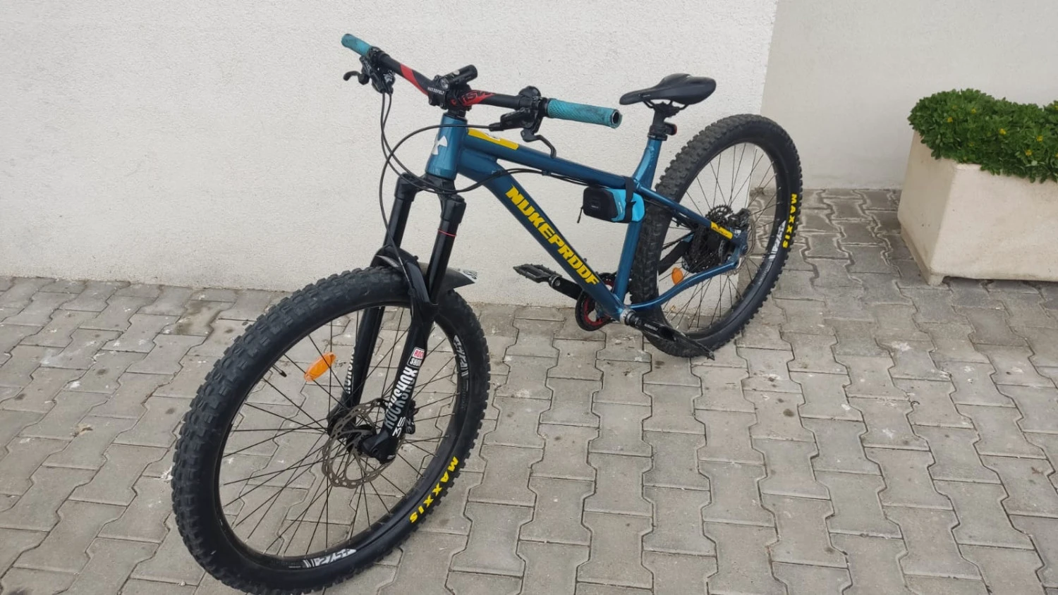 1. Vând MTB Nukeproof Scout 275