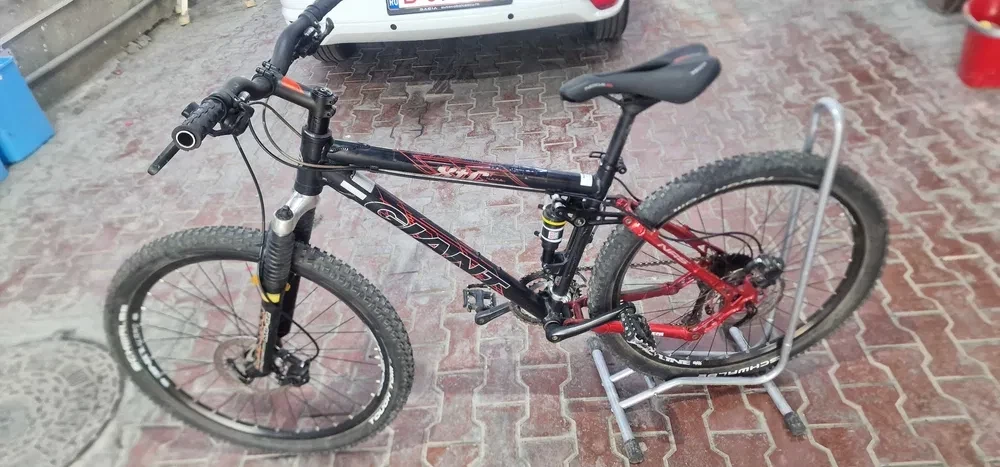 1. Bicicleta full suspention Giant XTC