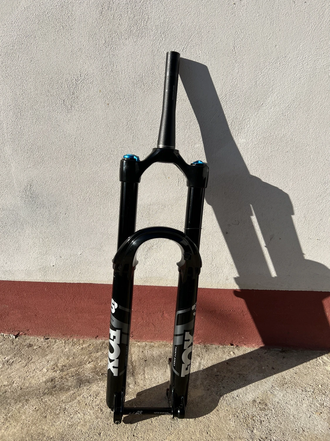 1. Furca Fox 38 Performance fit grip