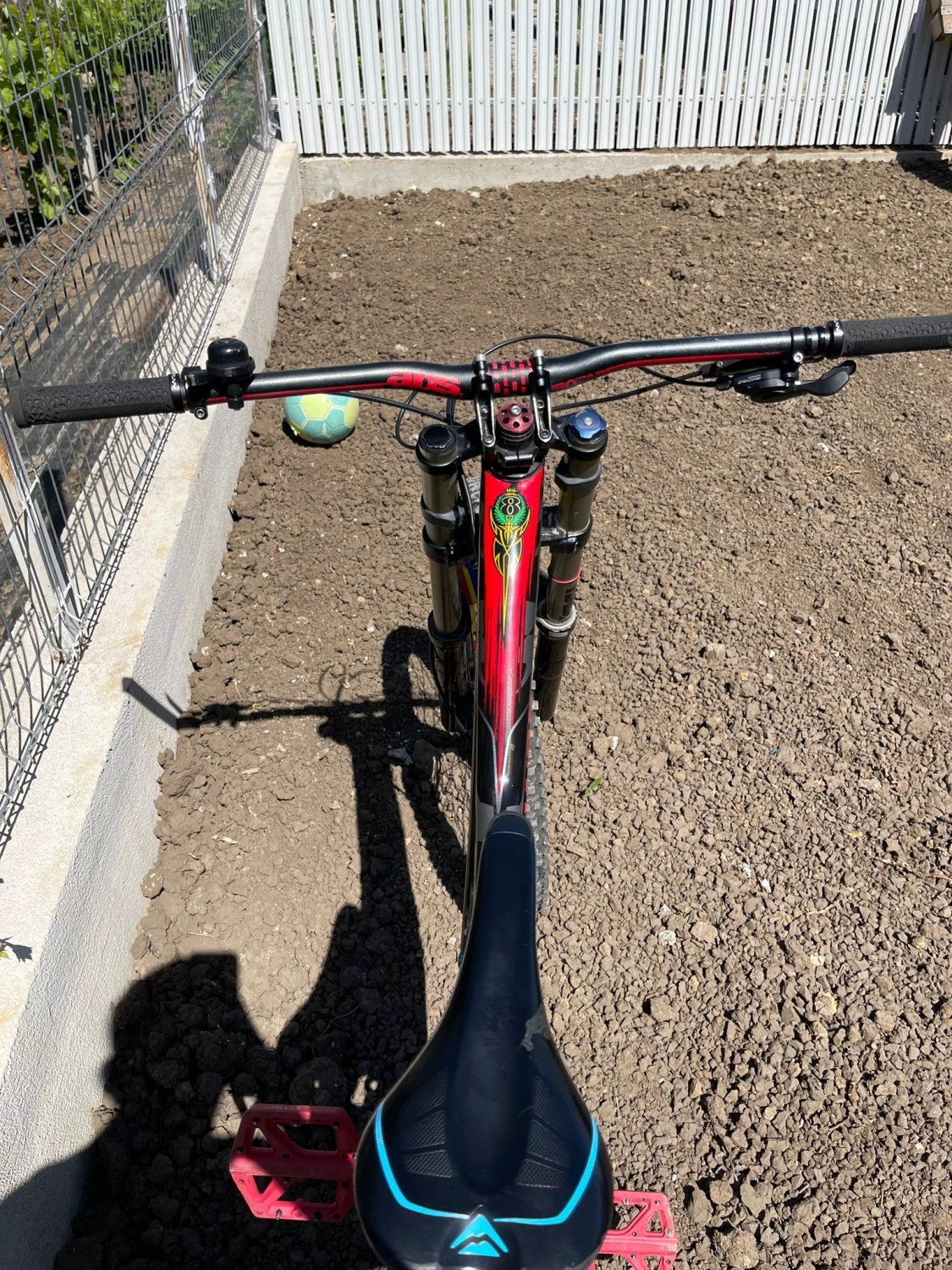 2. Vând bicicleta DH Specialized Demo 8