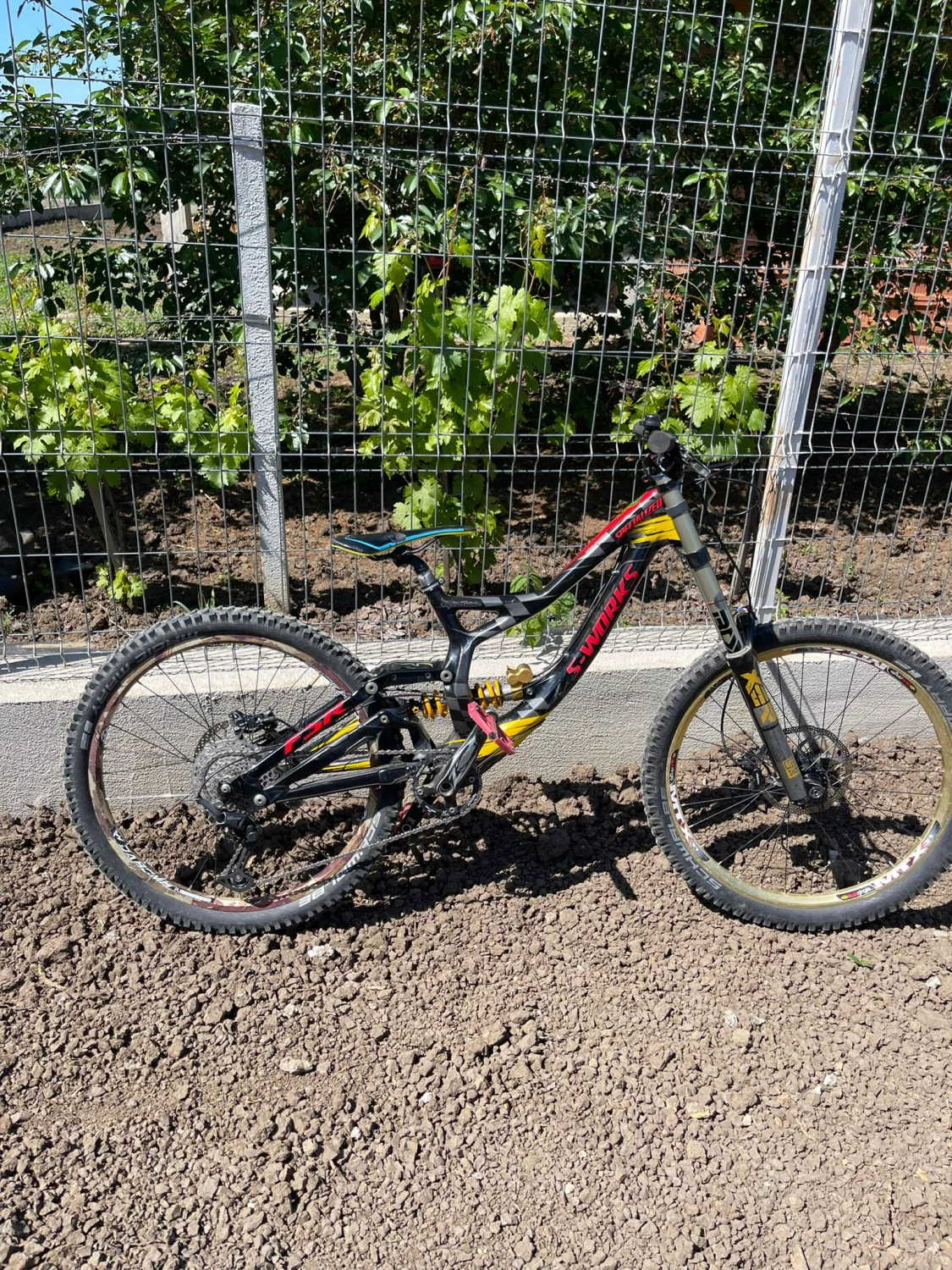1. Vând bicicleta DH Specialized Demo 8