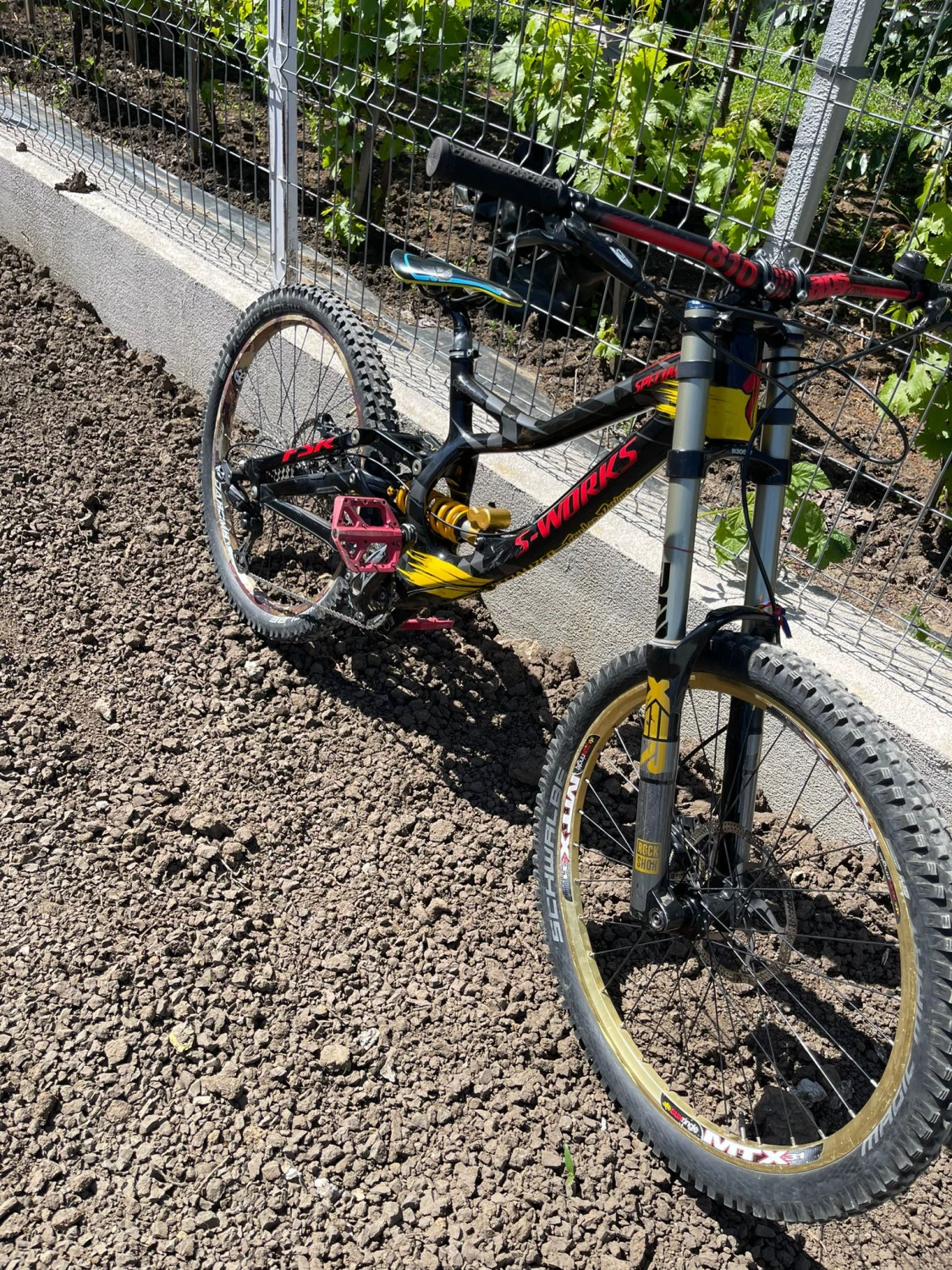 4. Vând bicicleta DH Specialized Demo 8