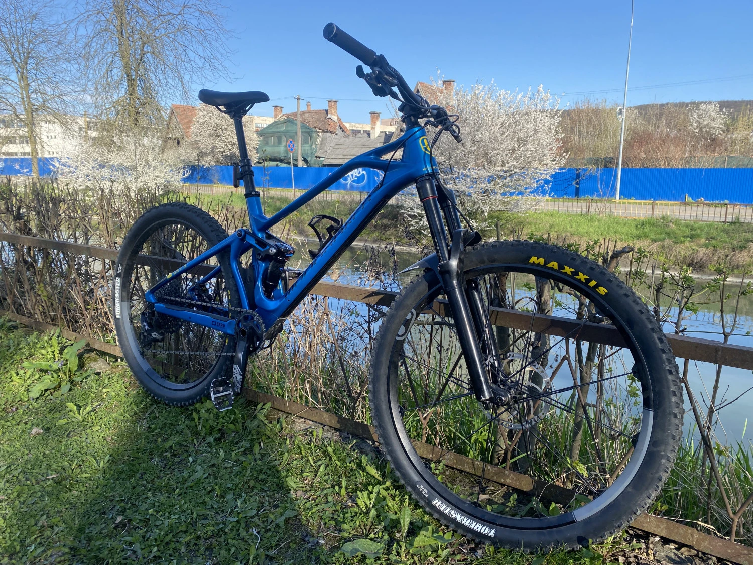 1. Mondraker foxy R carbon