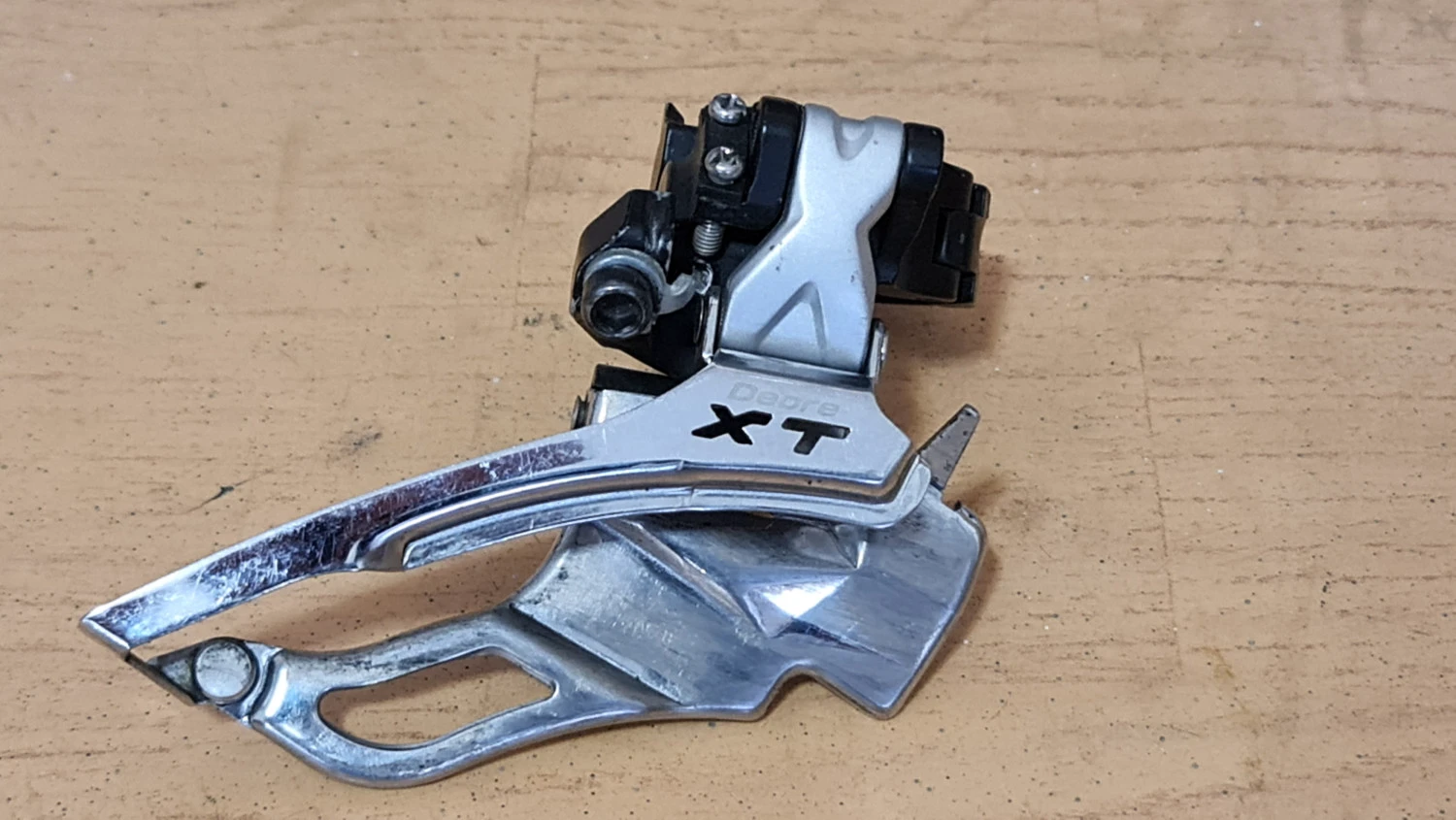 1. Deraior fata Shimano XT - 3 x 9 viteze