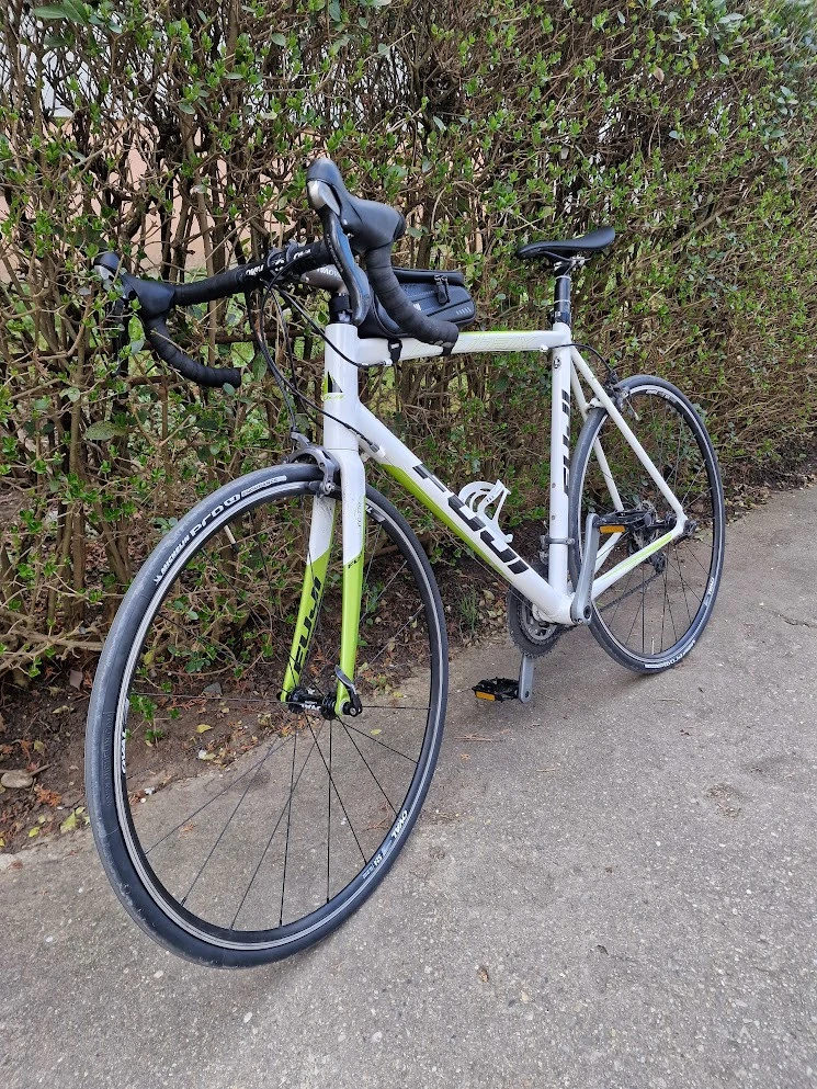 1. Cursiera Fuji Roubaix LTD aluminiu, furca de carbon, full Ultegra