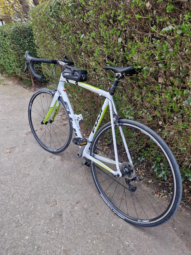 2. Cursiera Fuji Roubaix LTD aluminiu, furca de carbon, full Ultegra