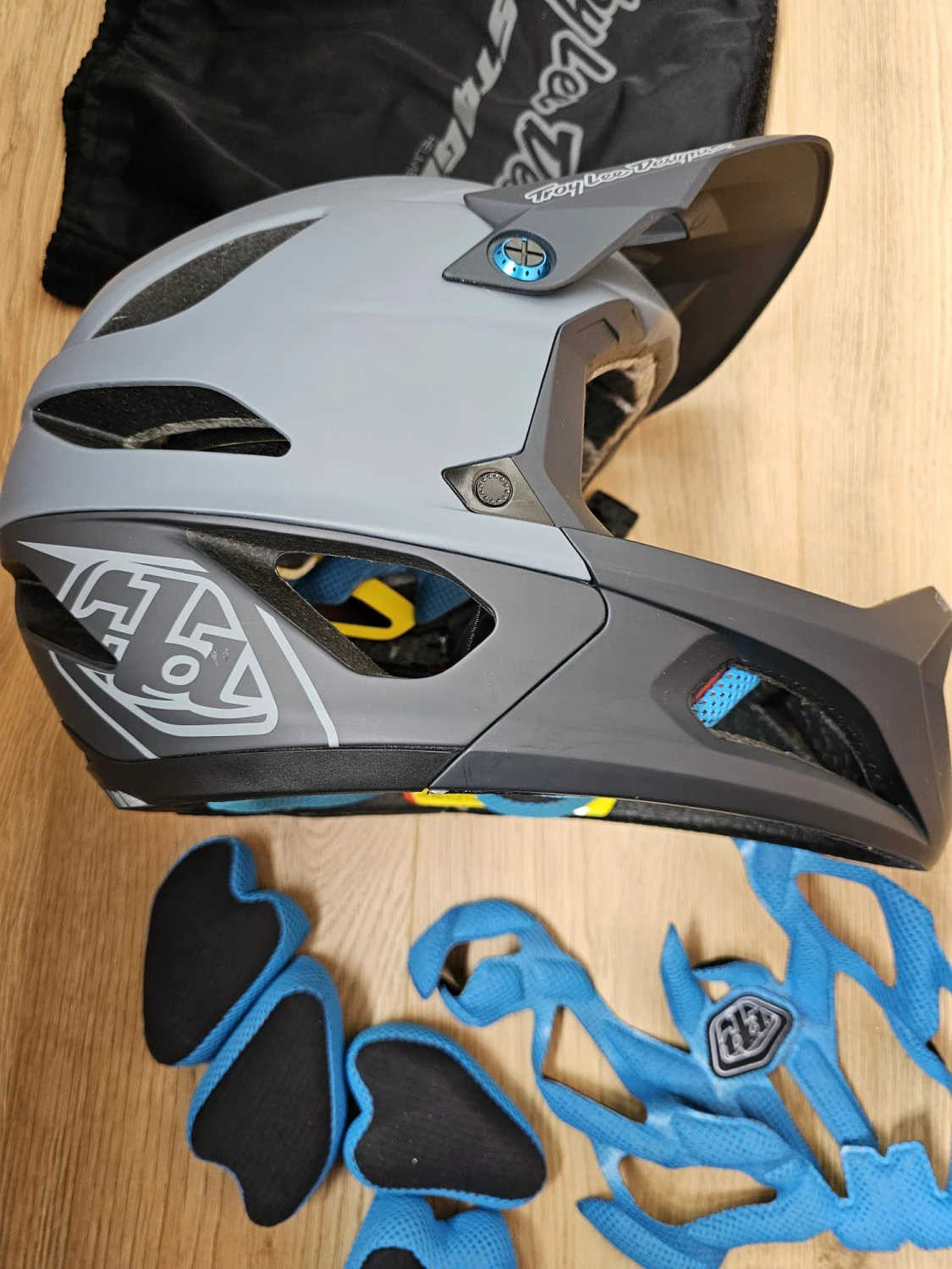 1. Vând casca full face Fox Troy Lee Designs ca noua