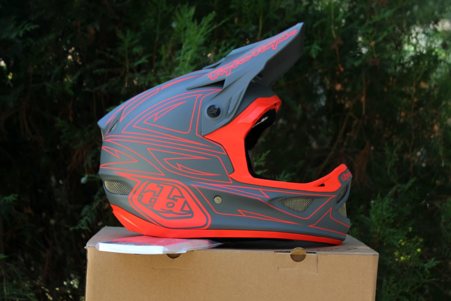 1. Troy Lee Designs D3 Fiberlite Spiderstripe Red Fullface-Medium 56-57cm