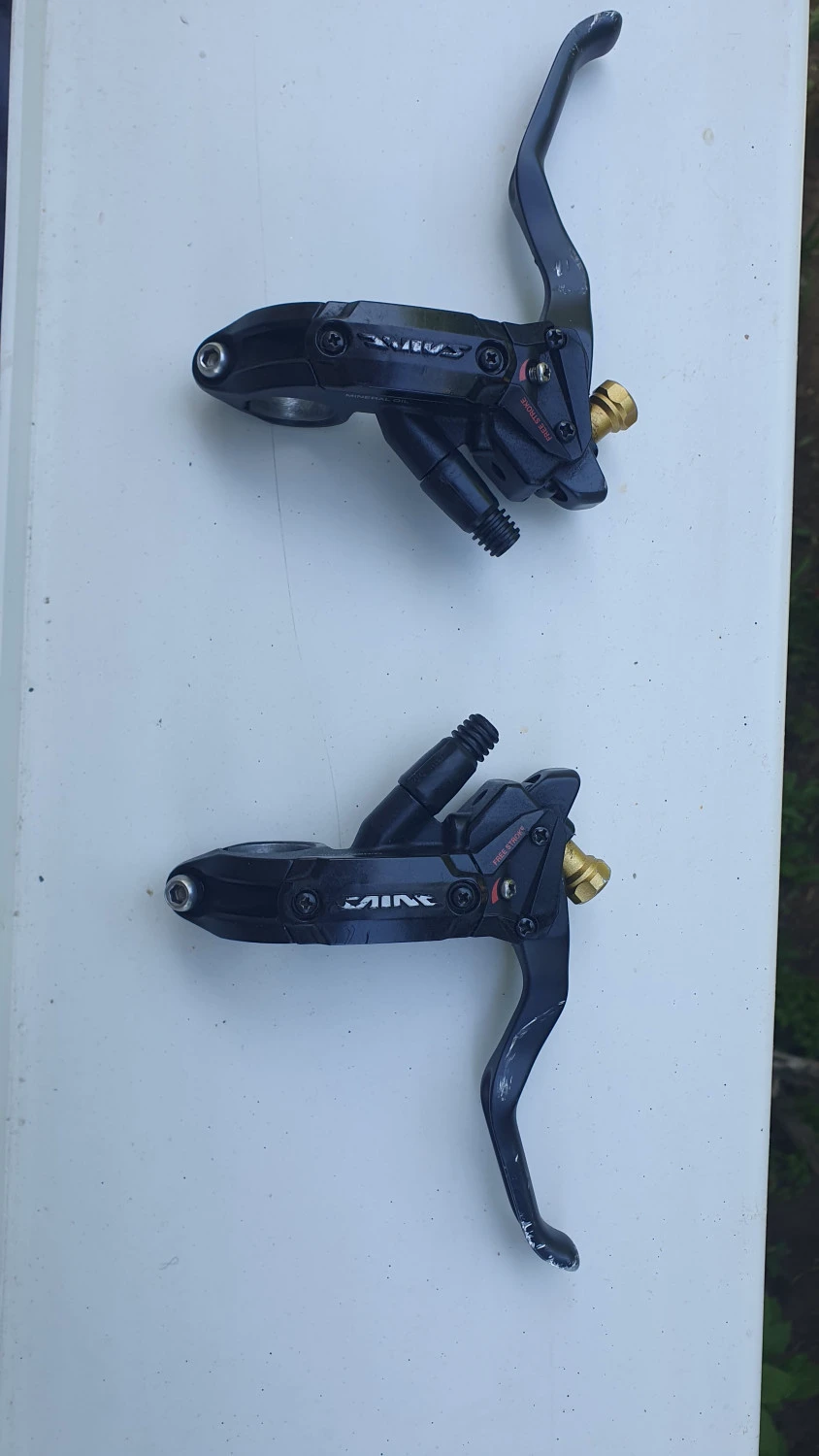 1. Set manete frana Shimano Saint BL 810