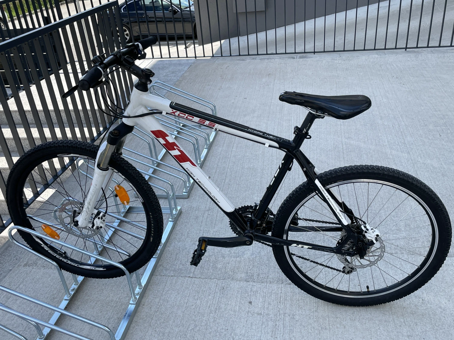 1. Vând bicicleta MTB
