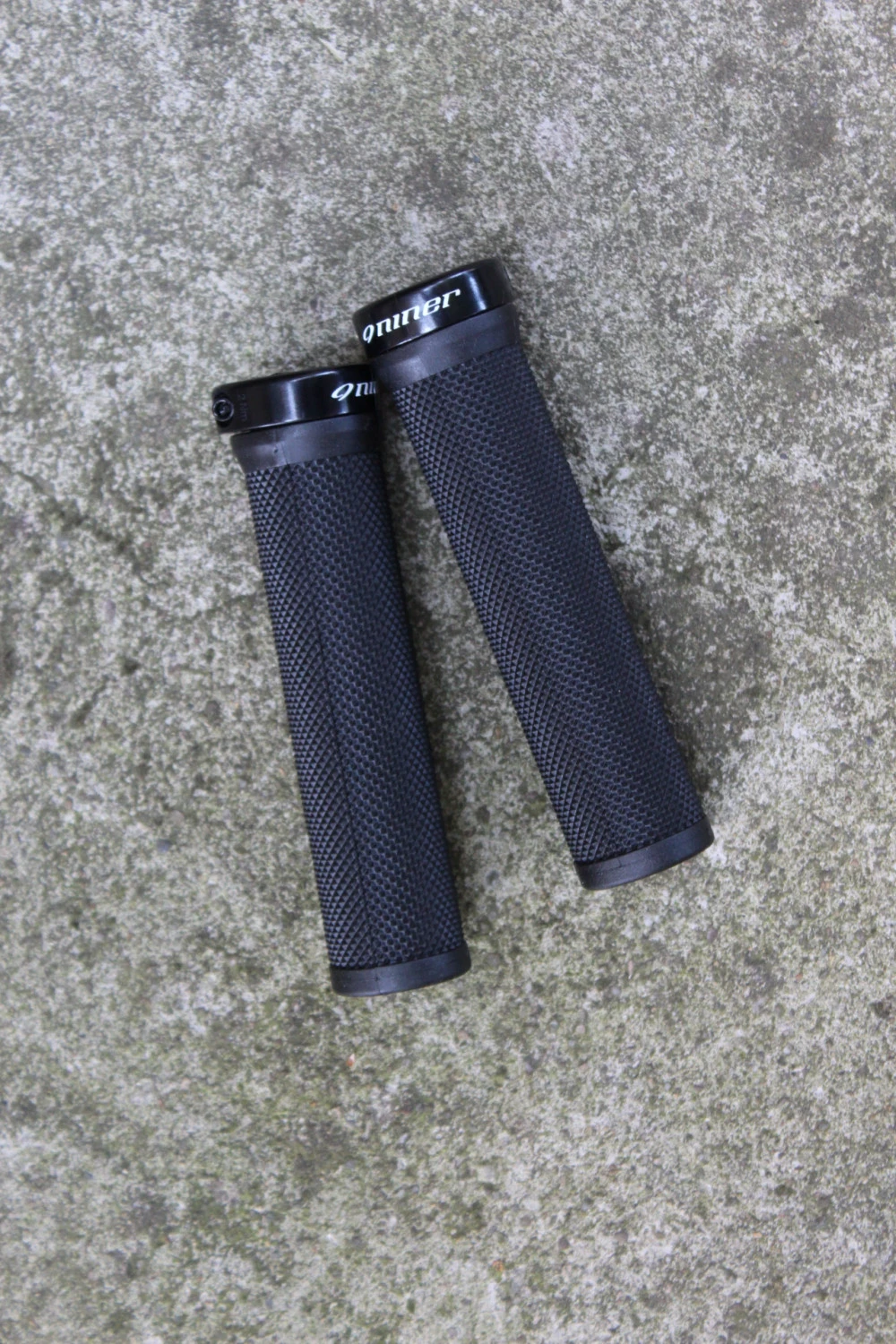 1. Niner Trail Soft Compound Lock-On mansoane - negru