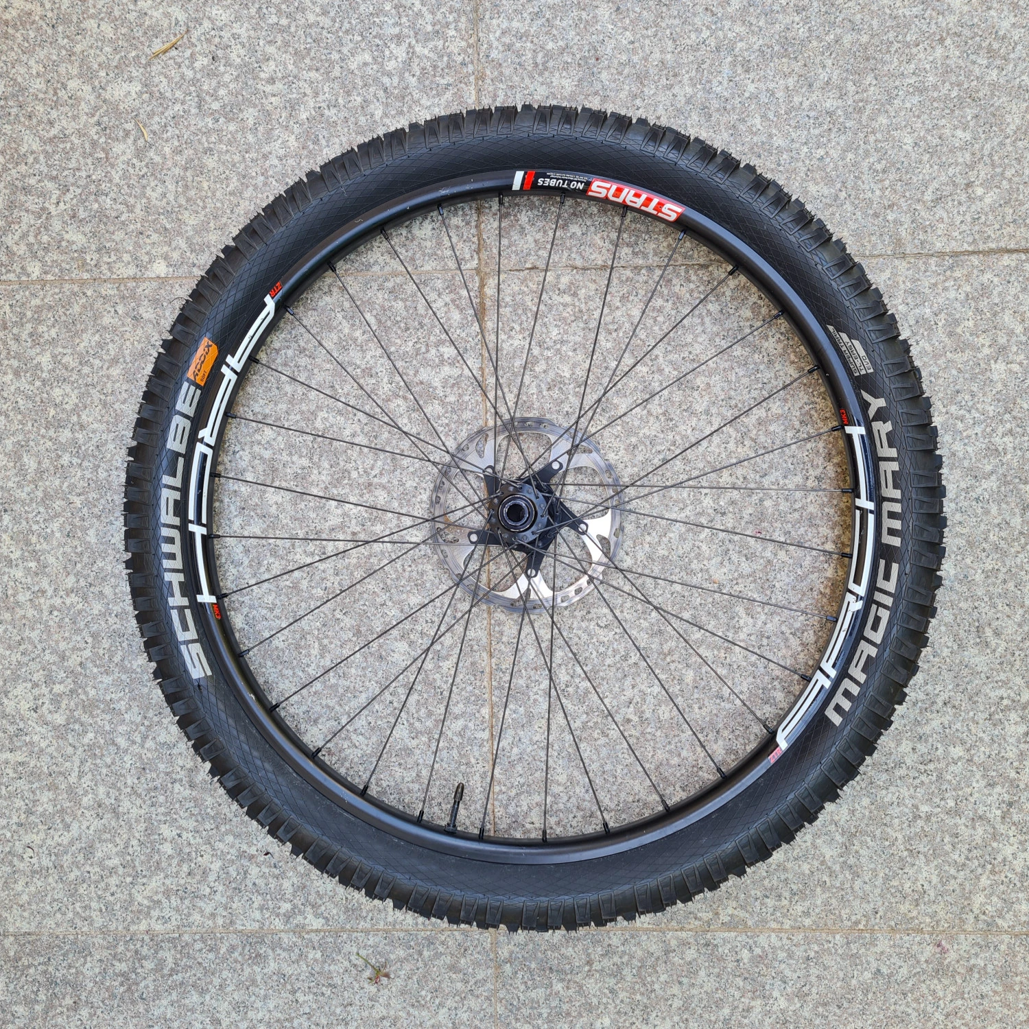 2. Vand roata fata completa MTB trail 27.5" , butuc DT Swiss 240s, janta Stan's Arch mk 3